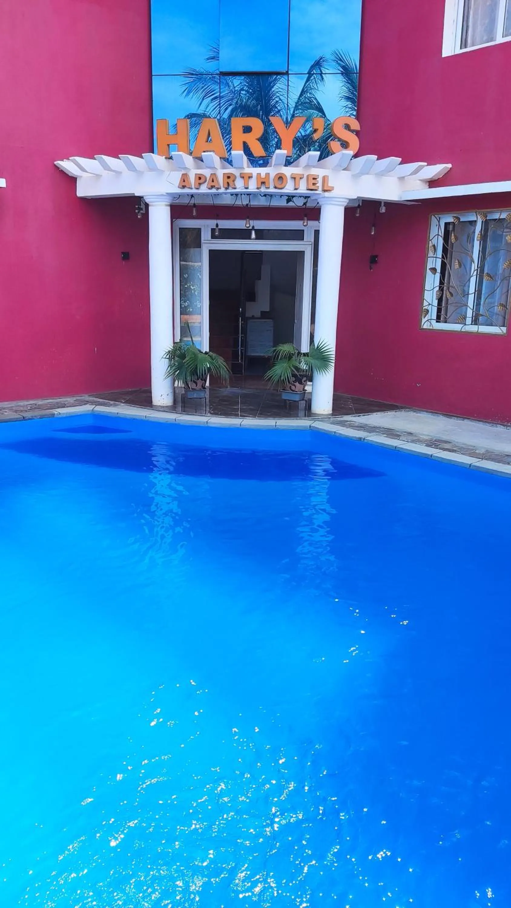 Swimming pool in Hary's Aparthotel