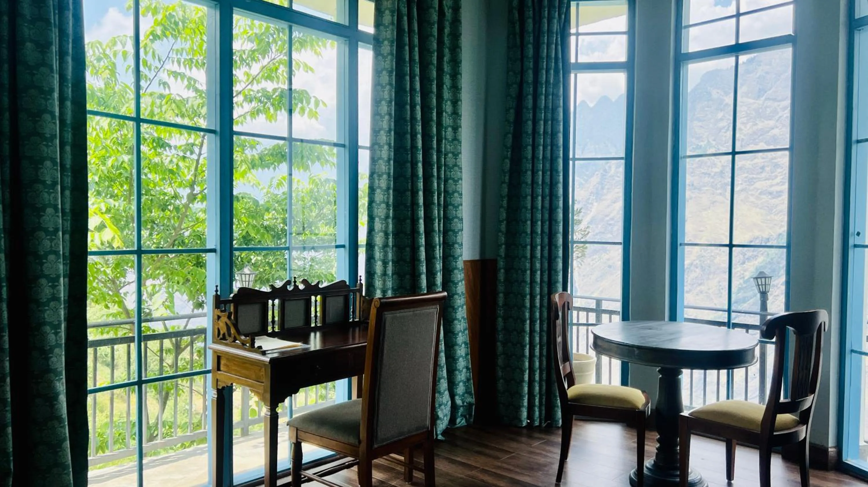 Living room in Faraway Cottages, Auli