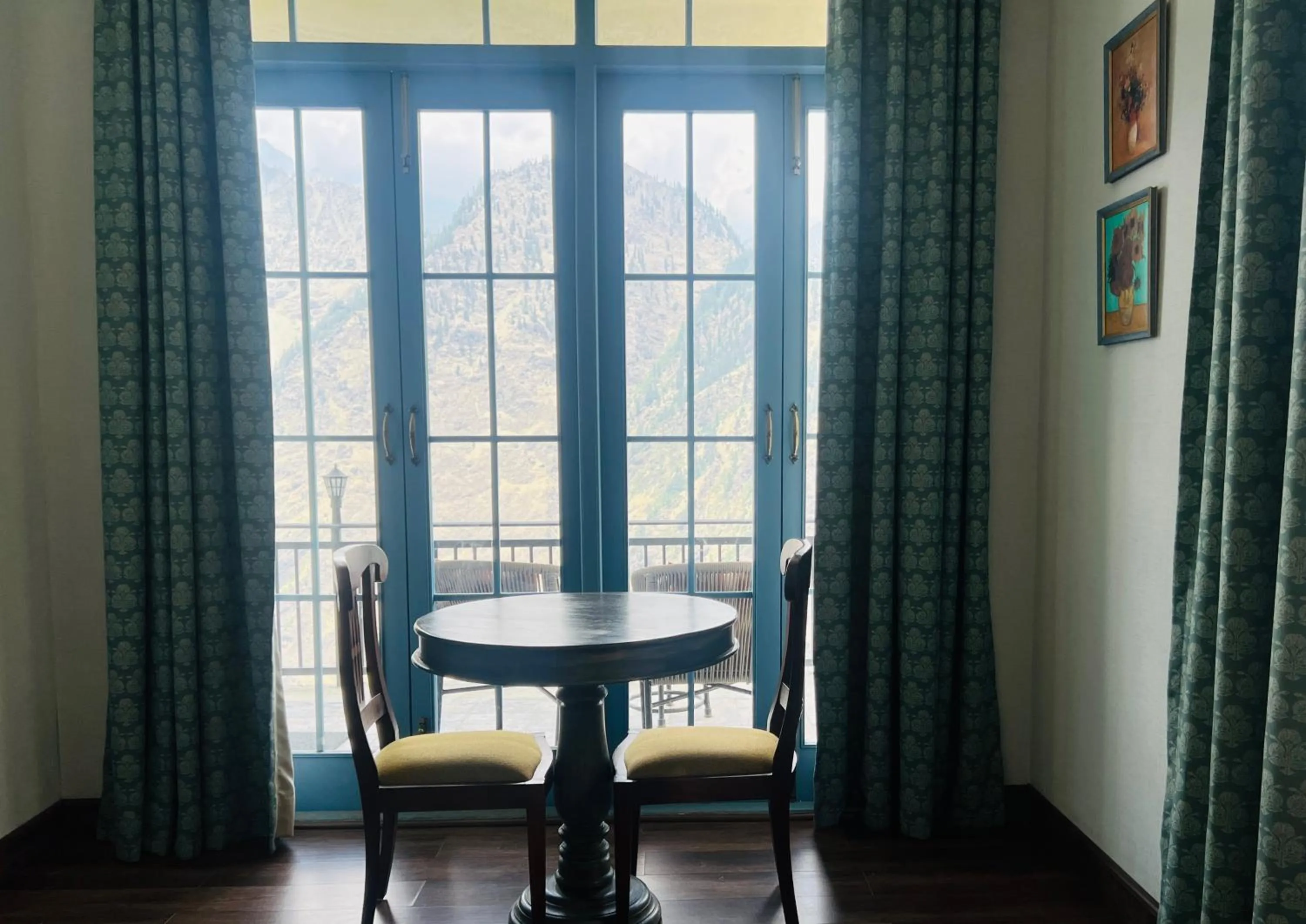 Living room in Faraway Cottages, Auli
