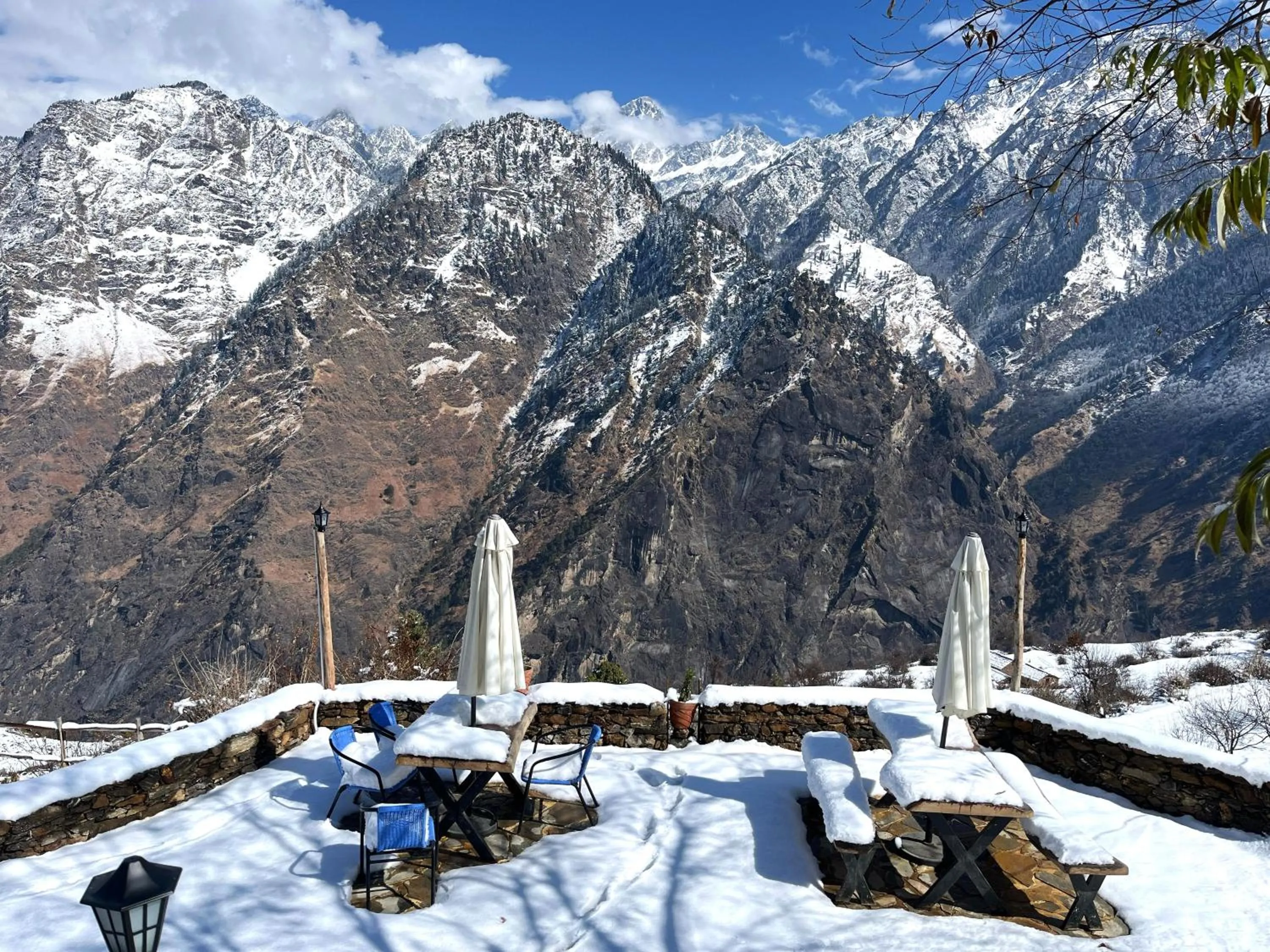 Mountain view in Faraway Cottages, Auli