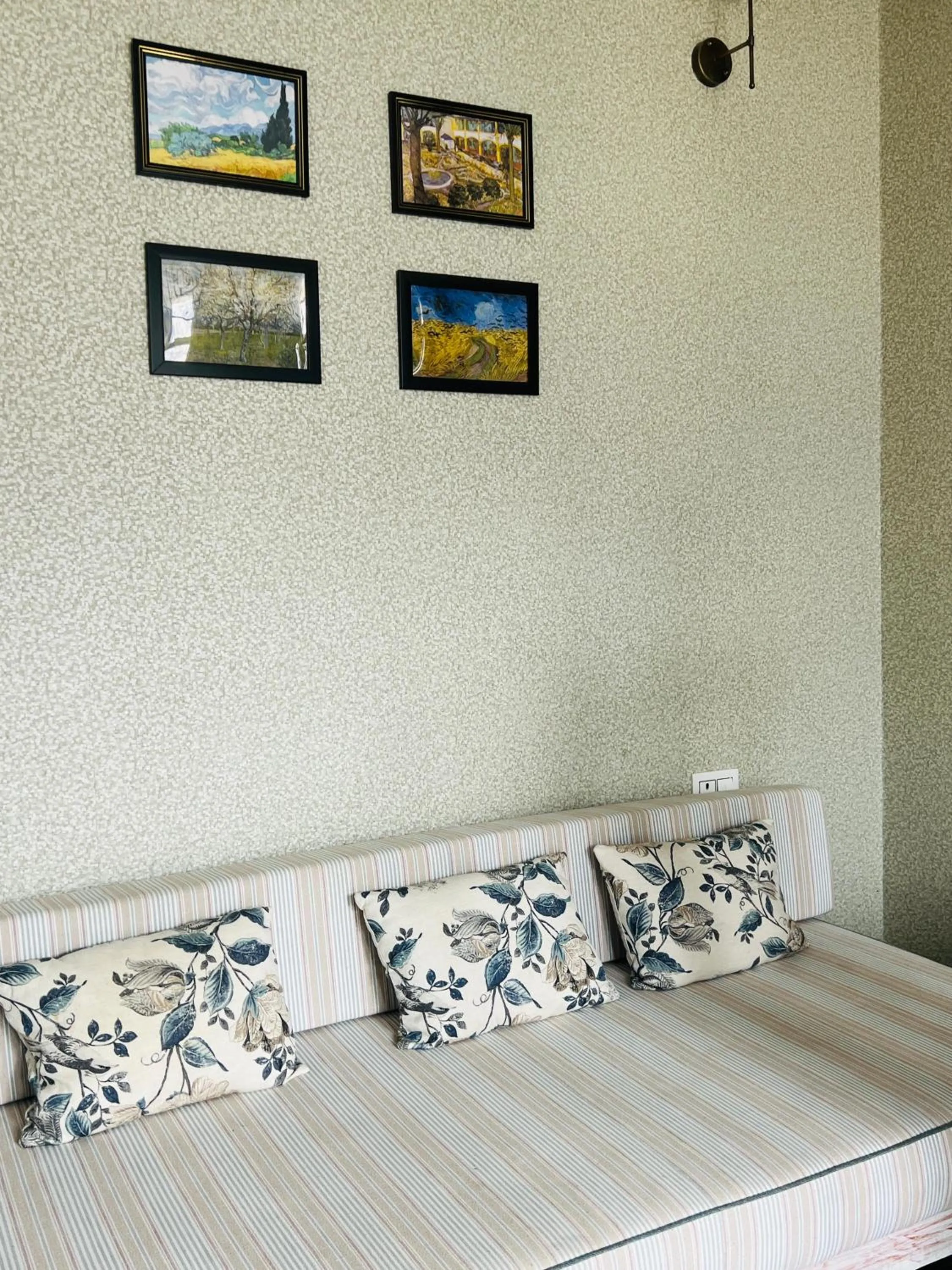 Living room, Bed in Faraway Cottages, Auli