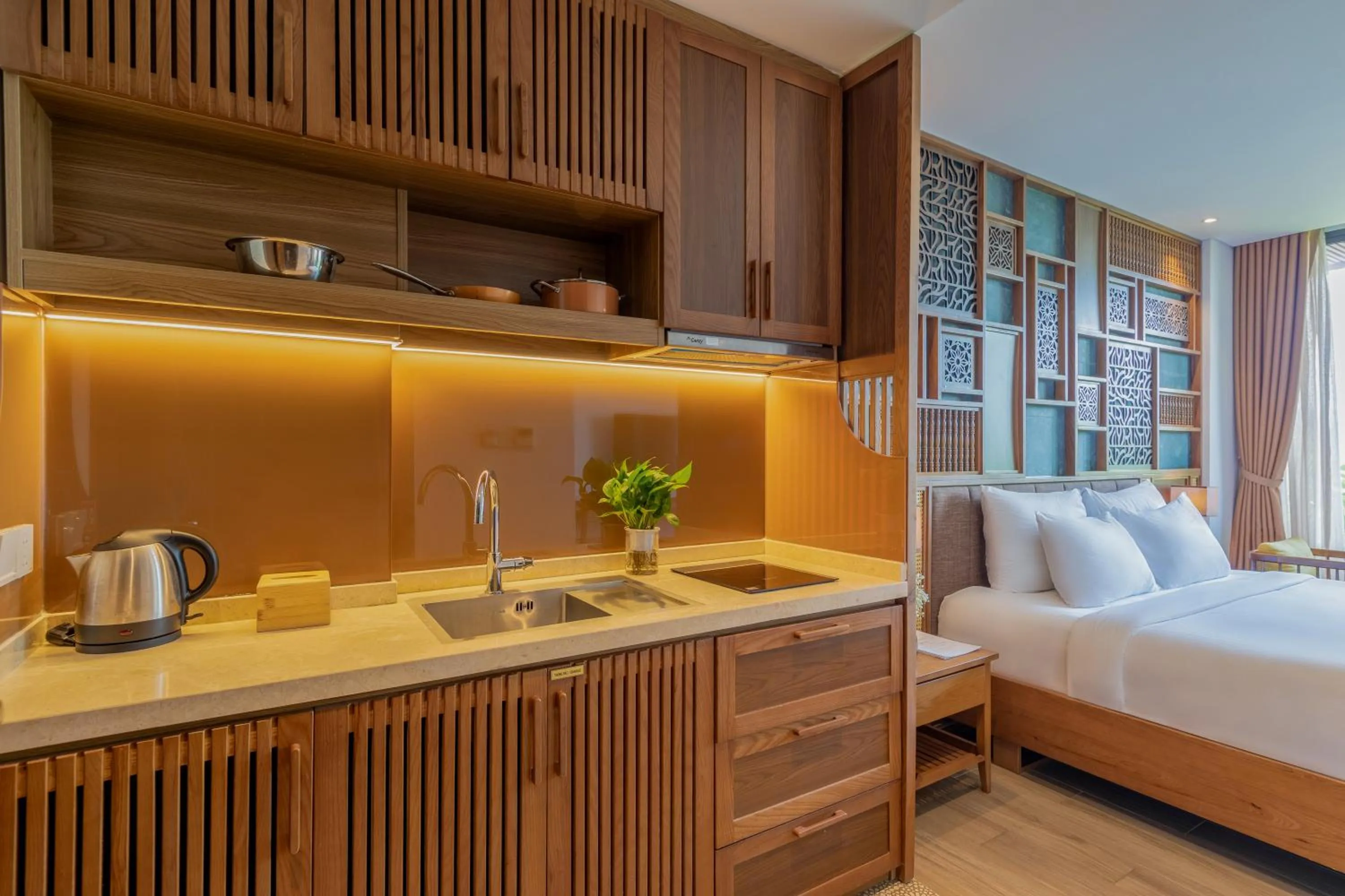 Kitchen or kitchenette, Bed in Bonny Boutique Hotel Da Nang