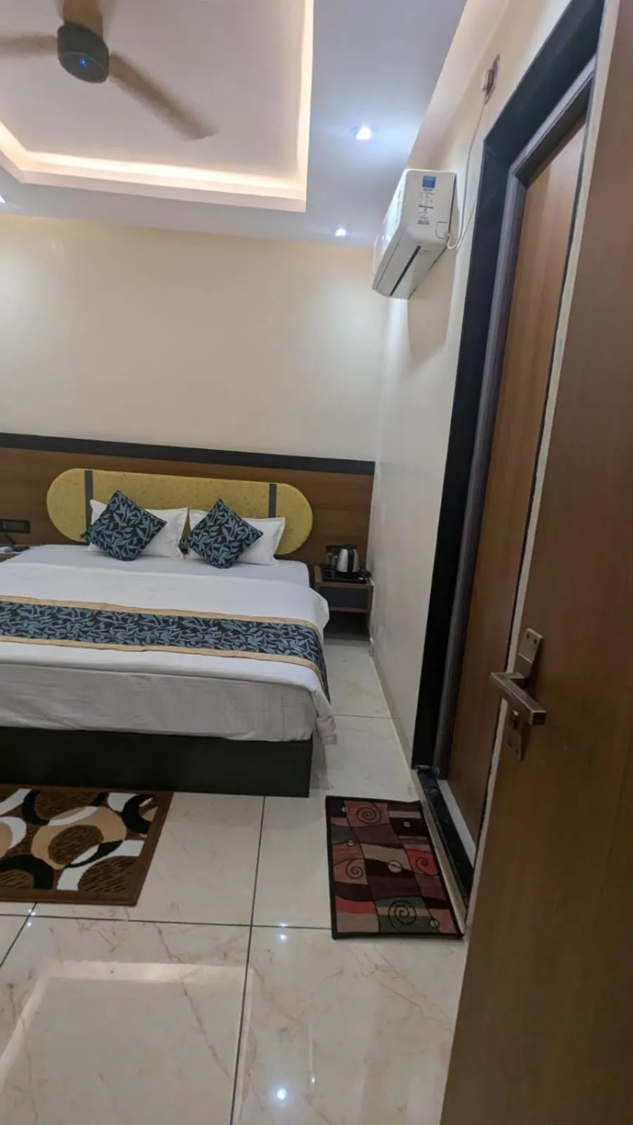 Bed in Hotel Shakuntla Palace