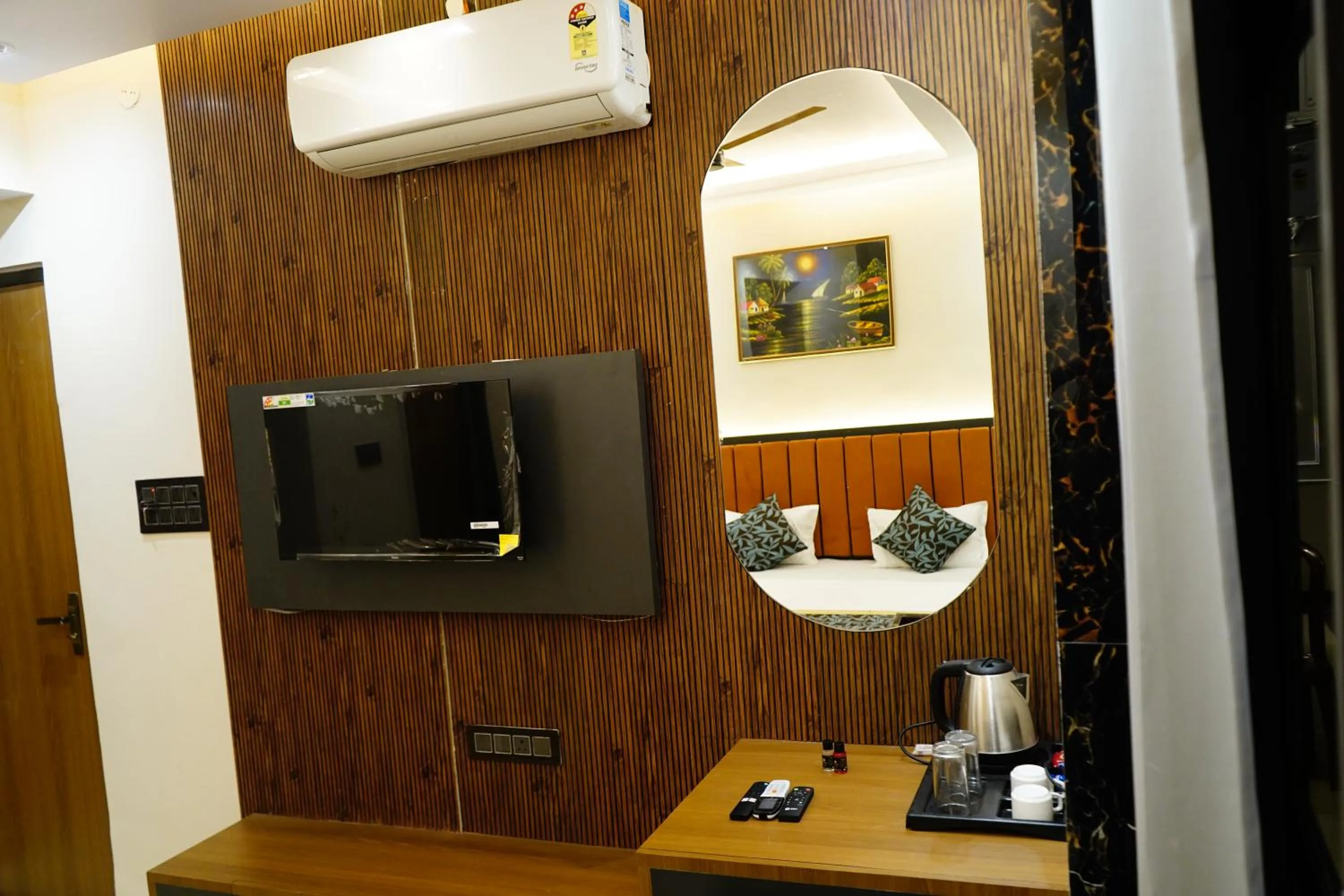 TV and multimedia in Hotel Shakuntla Palace