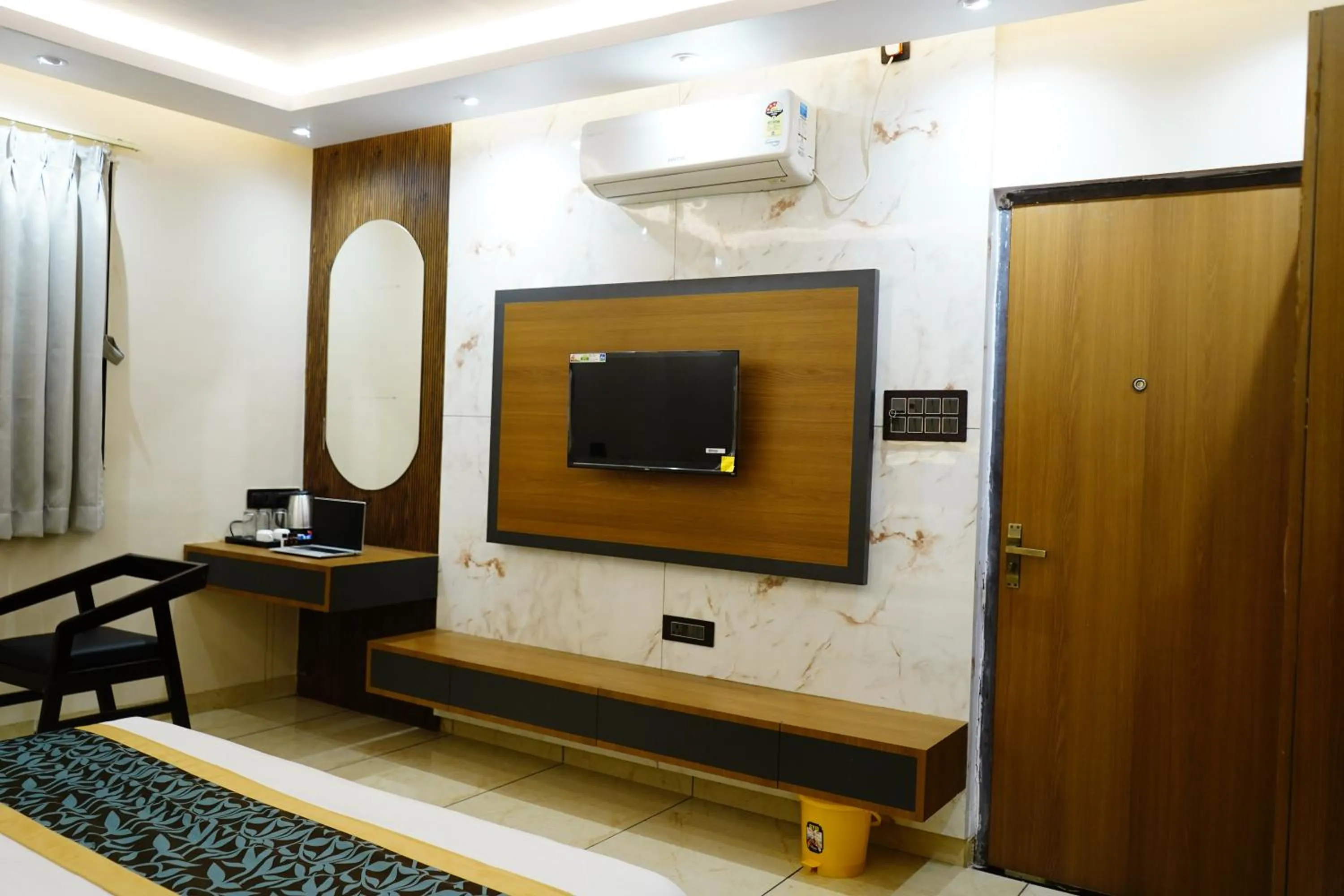 TV and multimedia in Hotel Shakuntla Palace