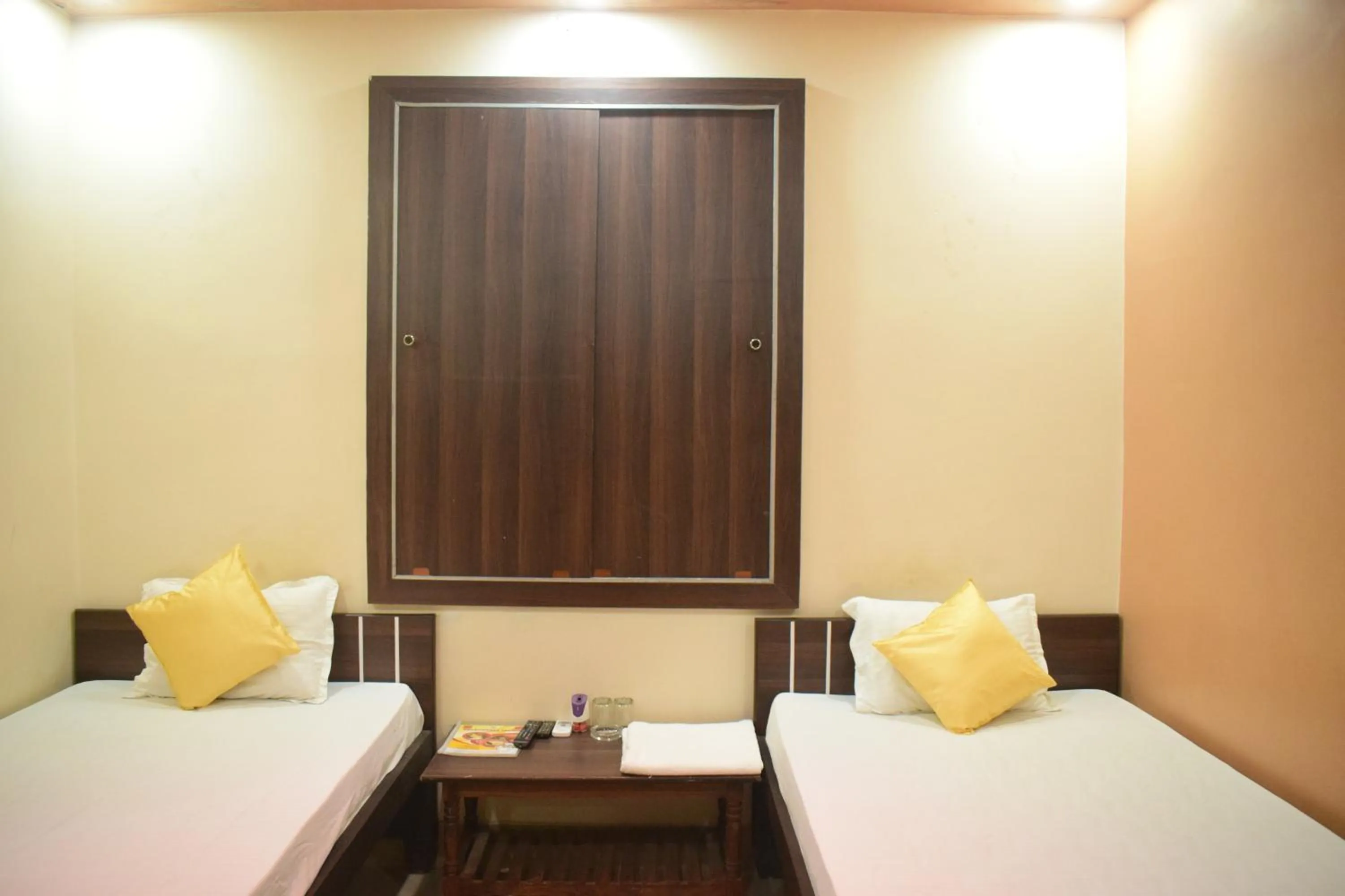 Photo of the whole room, Bed in Hotel Shakuntla Palace