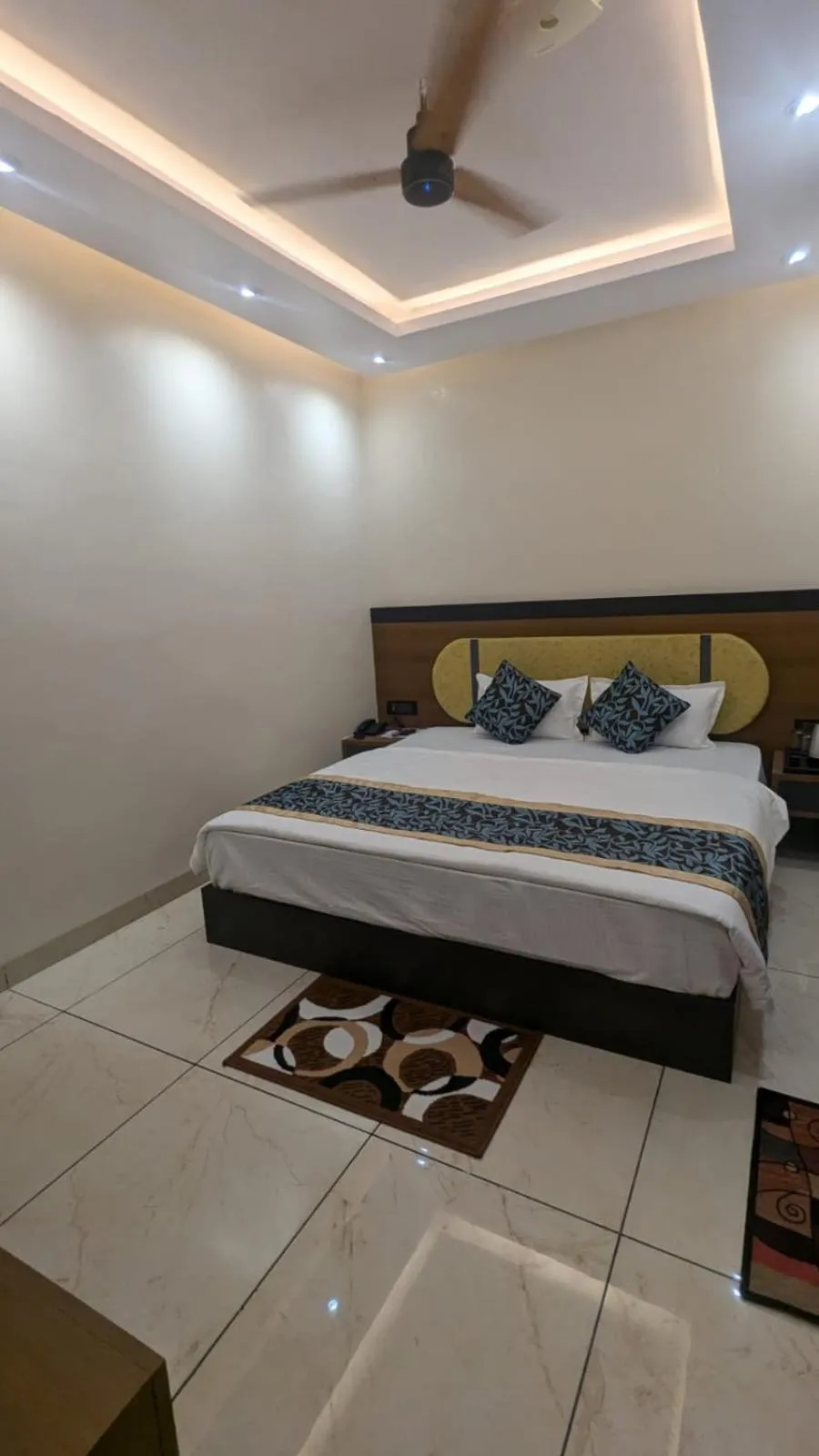 Bed in Hotel Shakuntla Palace