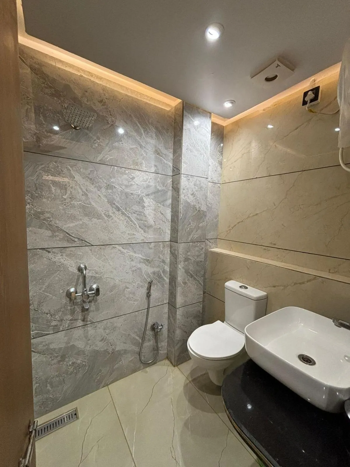 Shower in Hotel Shakuntla Palace