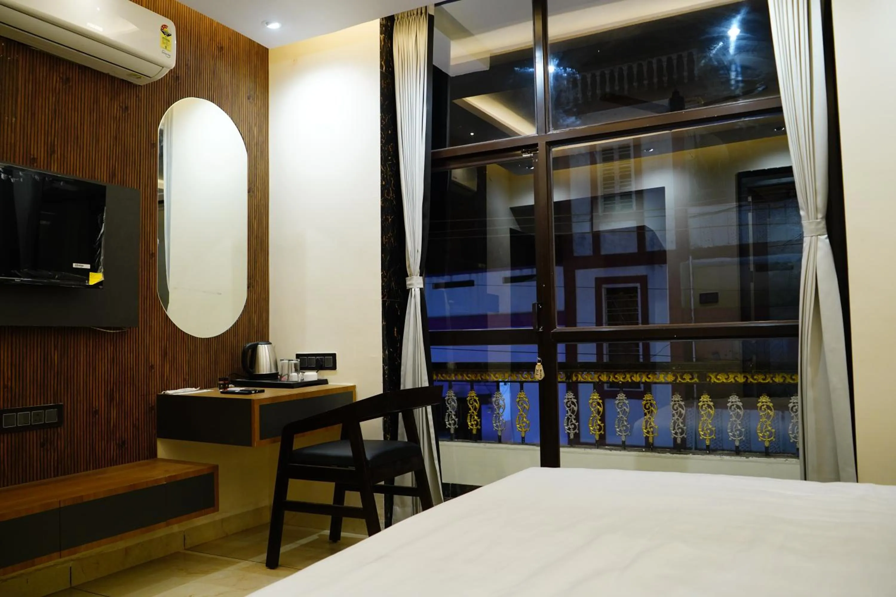 Bed in Hotel Shakuntla Palace