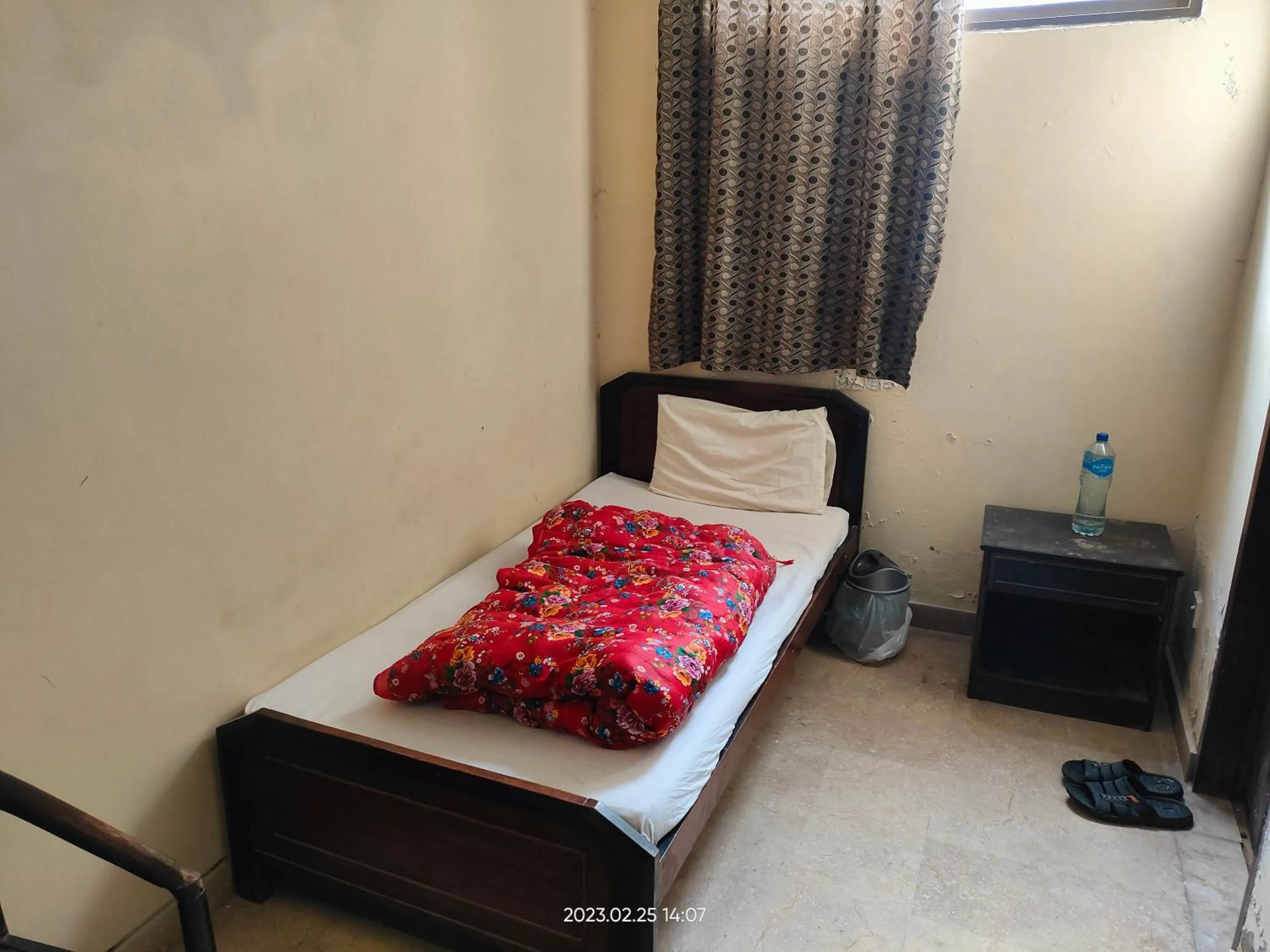 Bed in Al Sakhawat Hotel