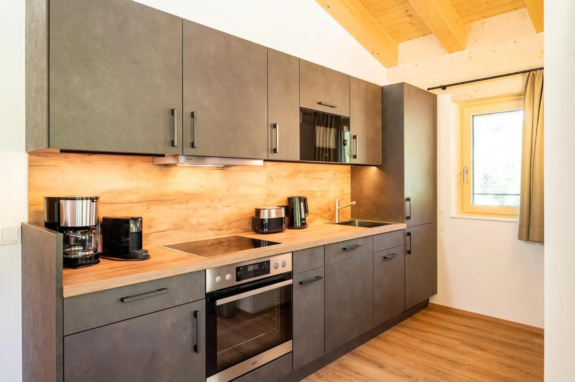 Kitchen or kitchenette in AlpenParks Wildbach Lodge Hochkönig