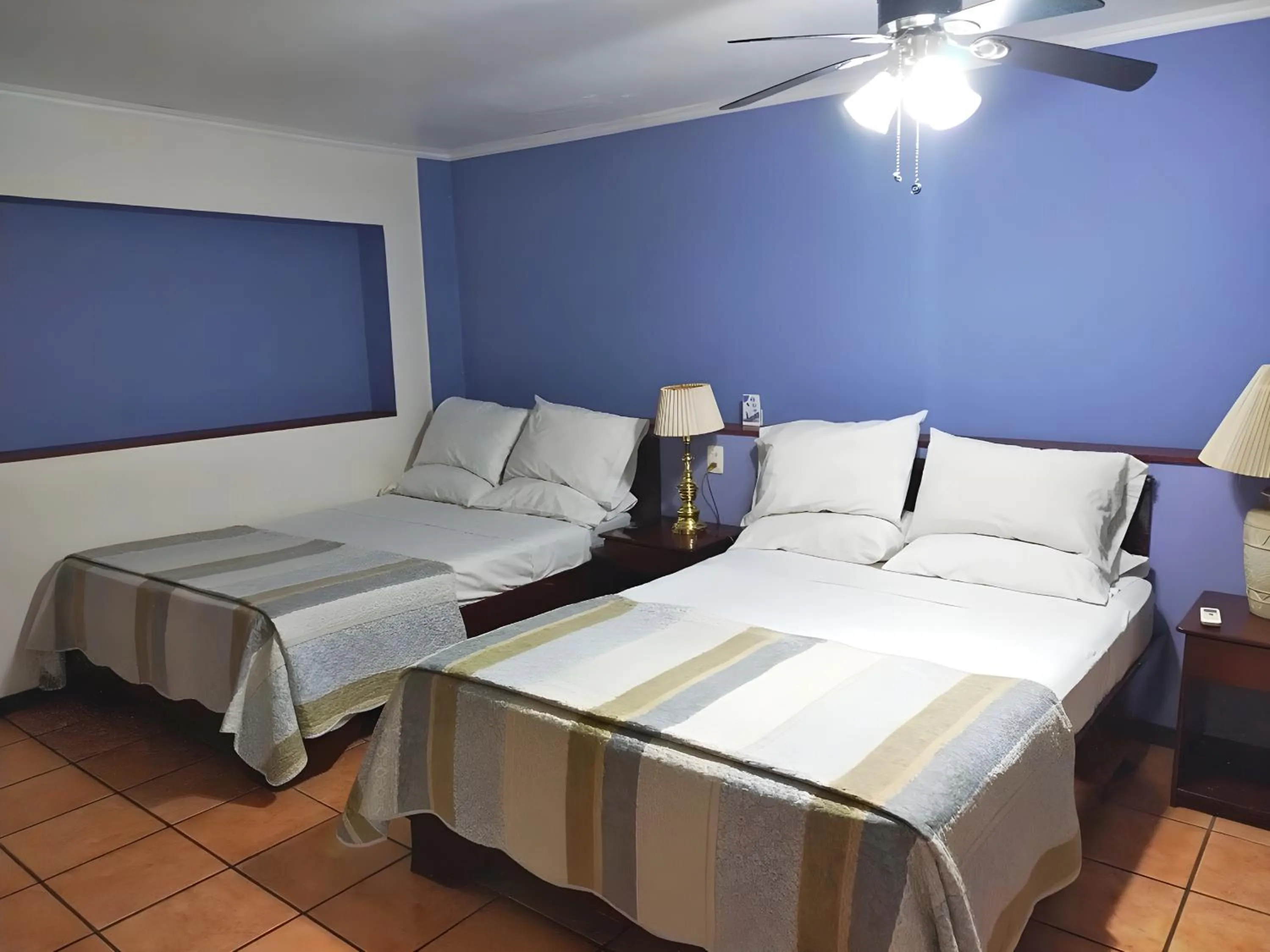 Bed in Hotel Puerta del Sol - San Jose Airport