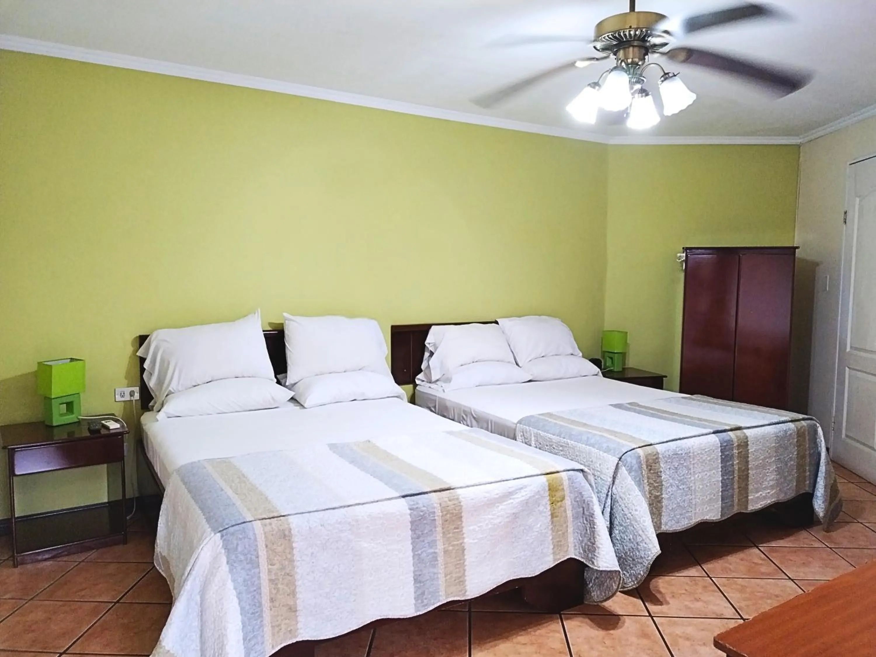 Bed in Hotel Puerta del Sol - San Jose Airport