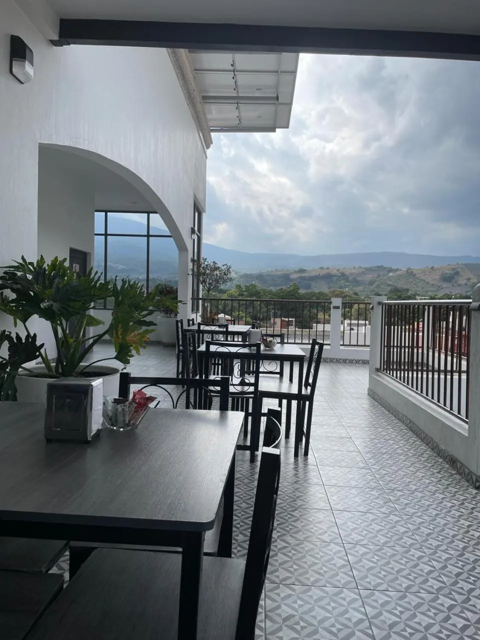 Restaurant/places to eat in Hotel Manadia