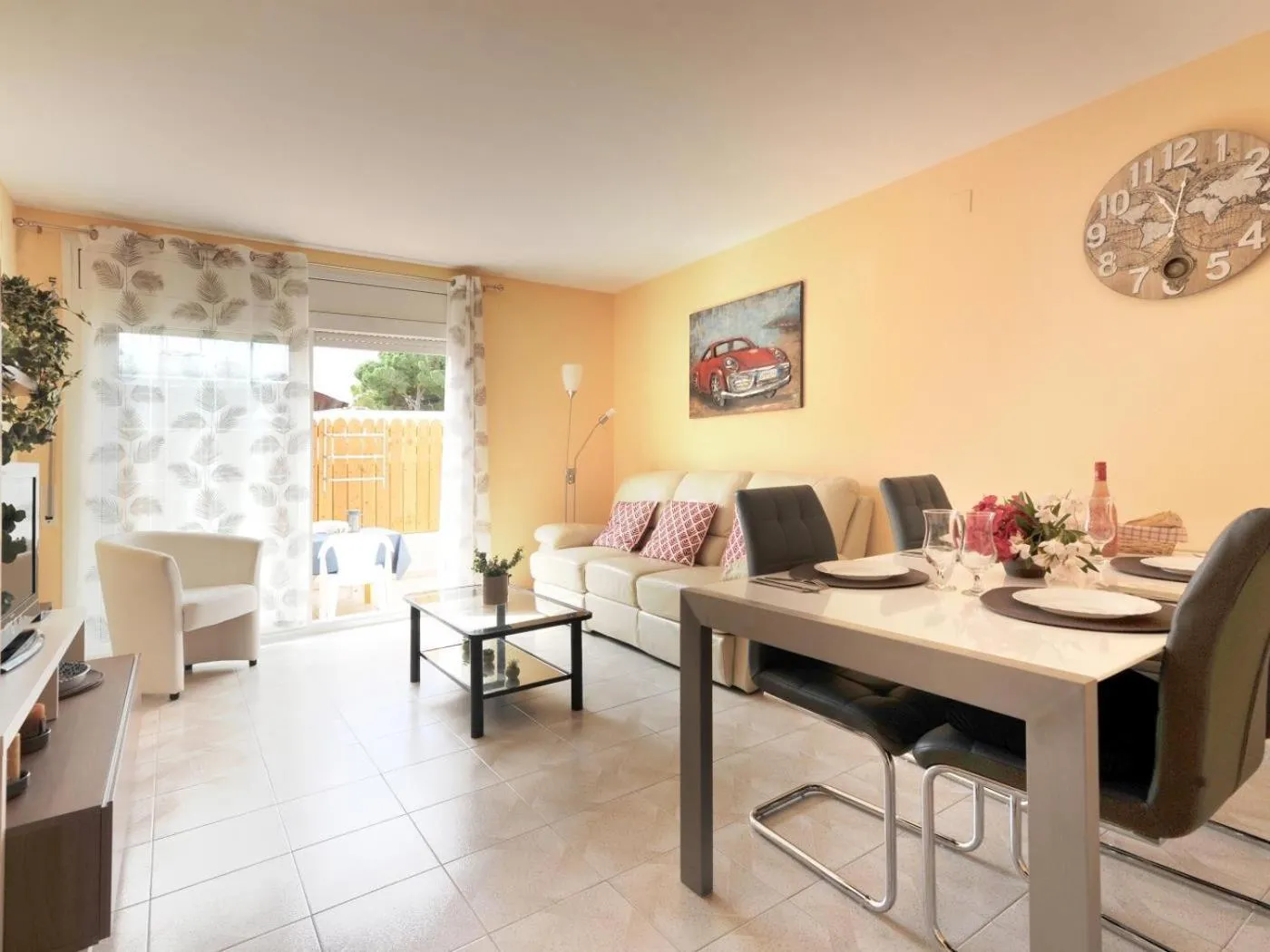 Gerkens, bonita casa de tres dormitorios con piscina comunitaria en Escala