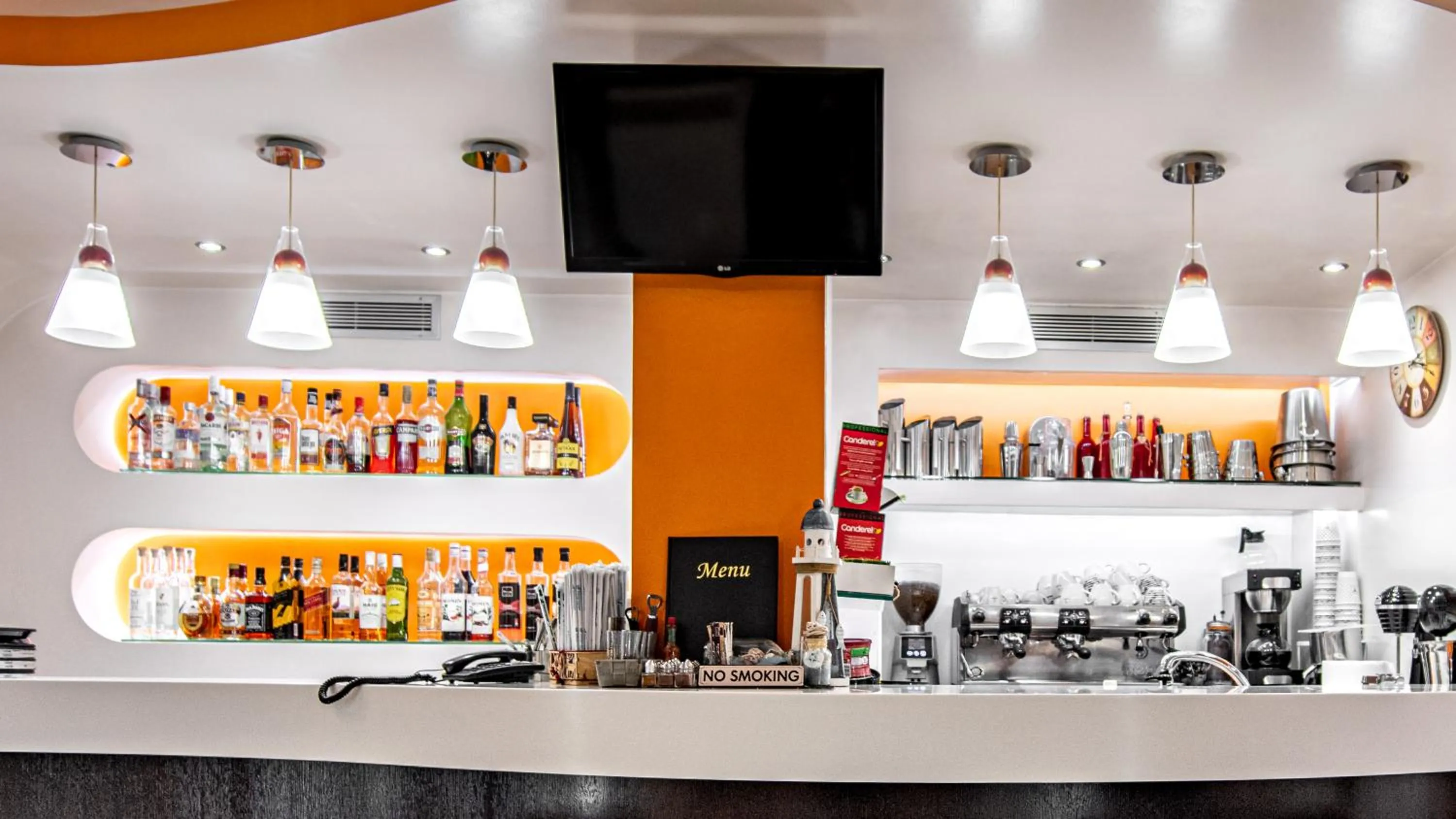 Coffee/tea facilities in Faros I