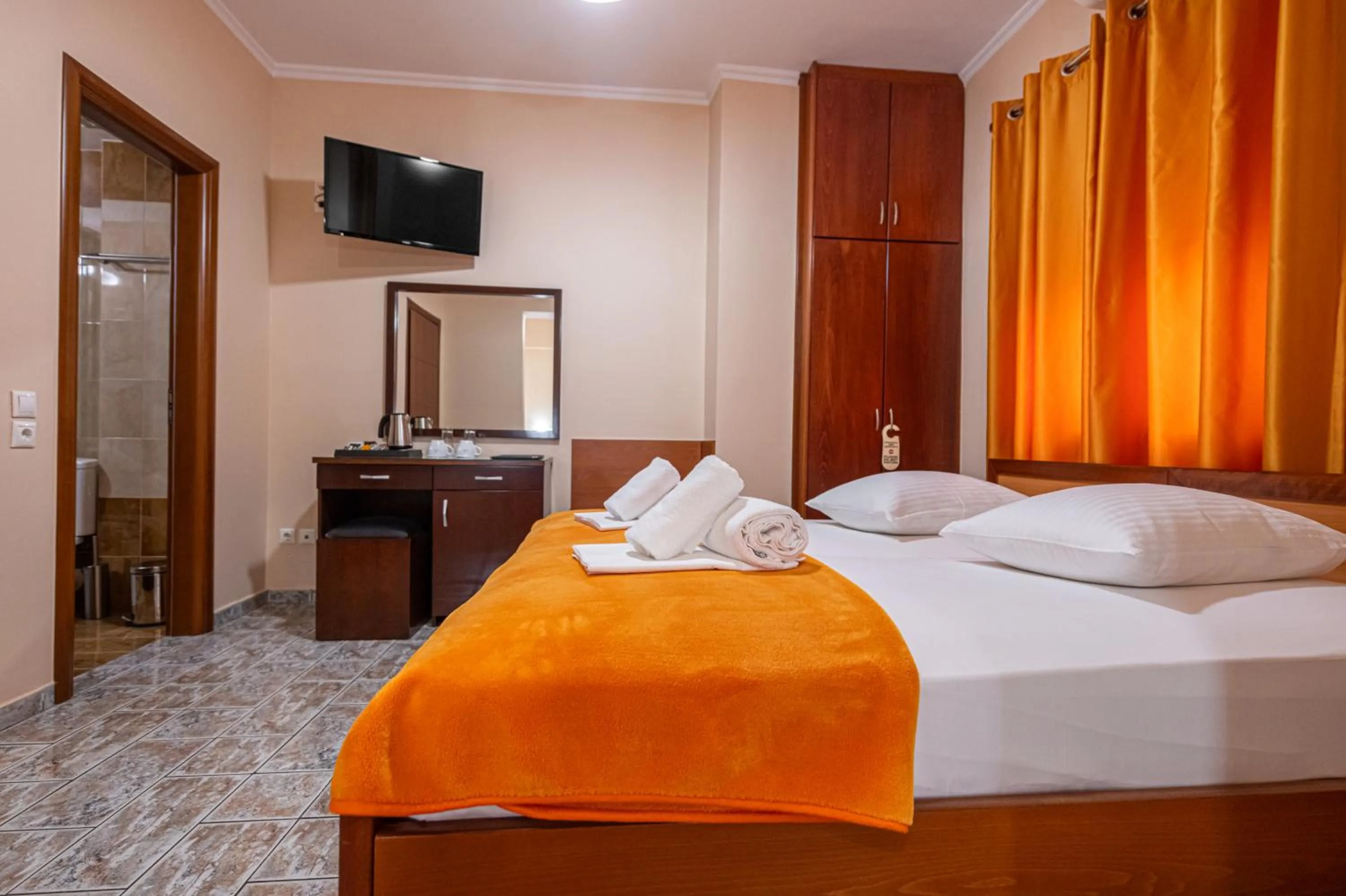 Photo of the whole room, Bed in Faros I