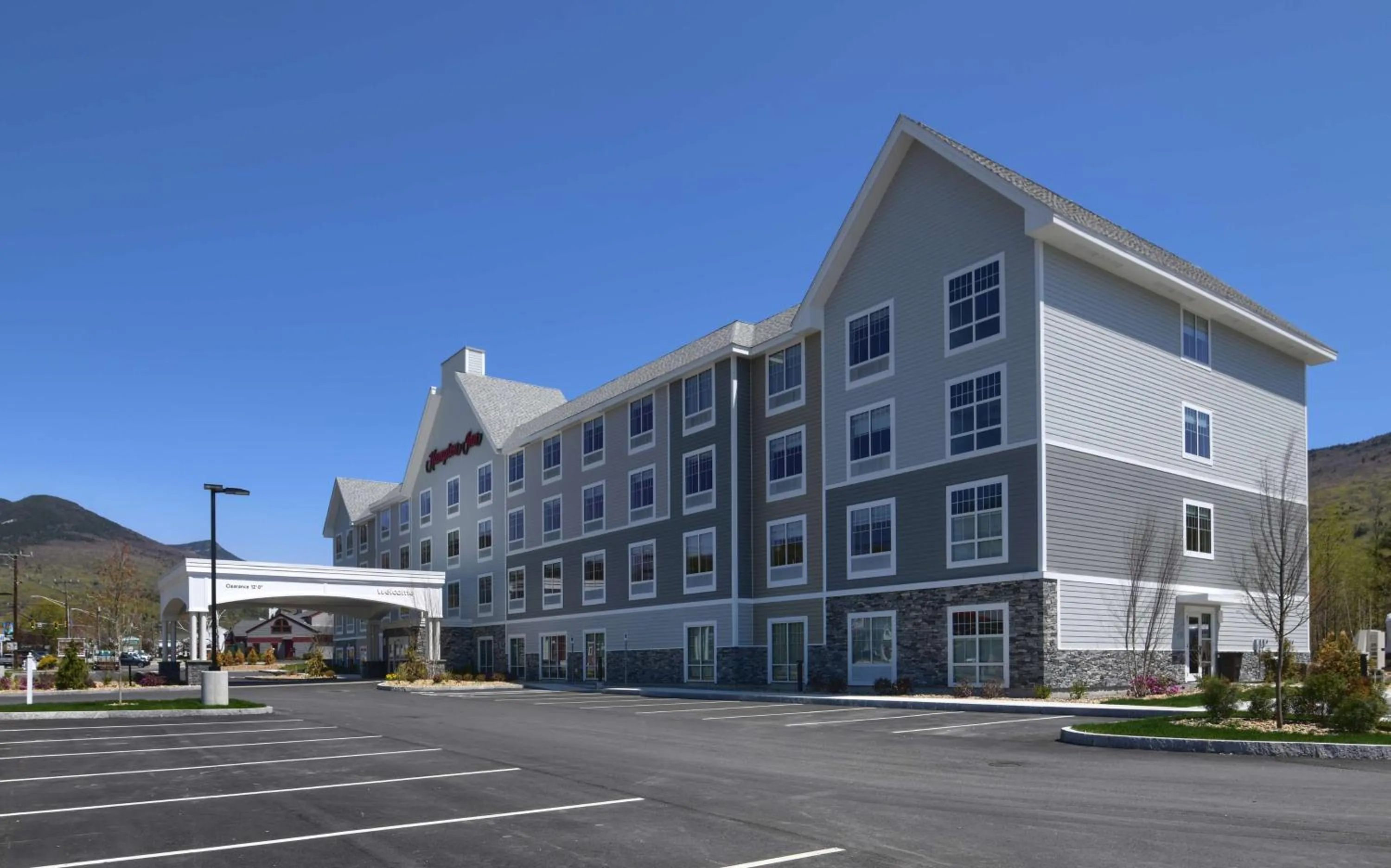 Property building in Hampton Inn Lincoln White Mountains