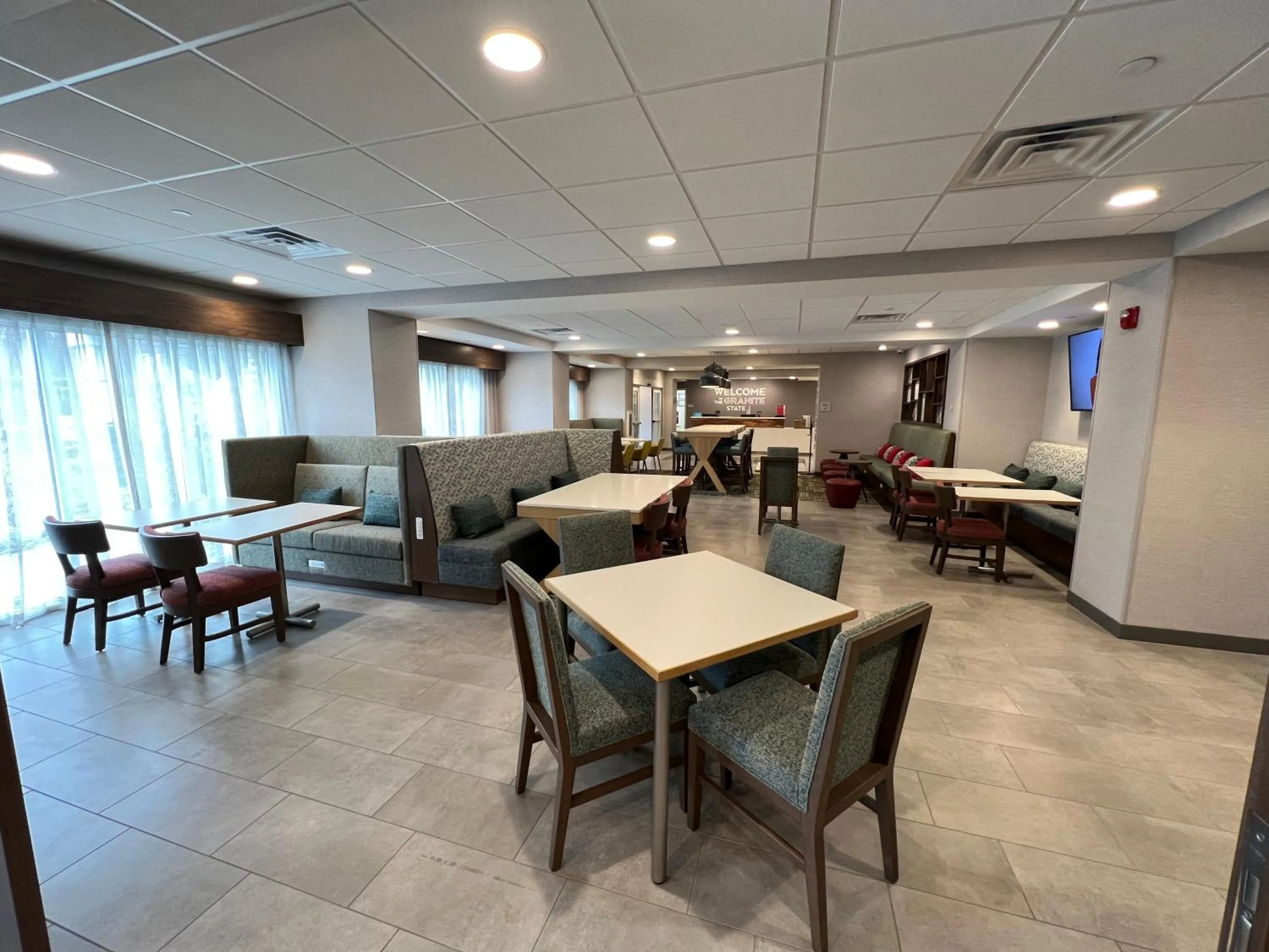 Seating area in Hampton Inn Lincoln White Mountains