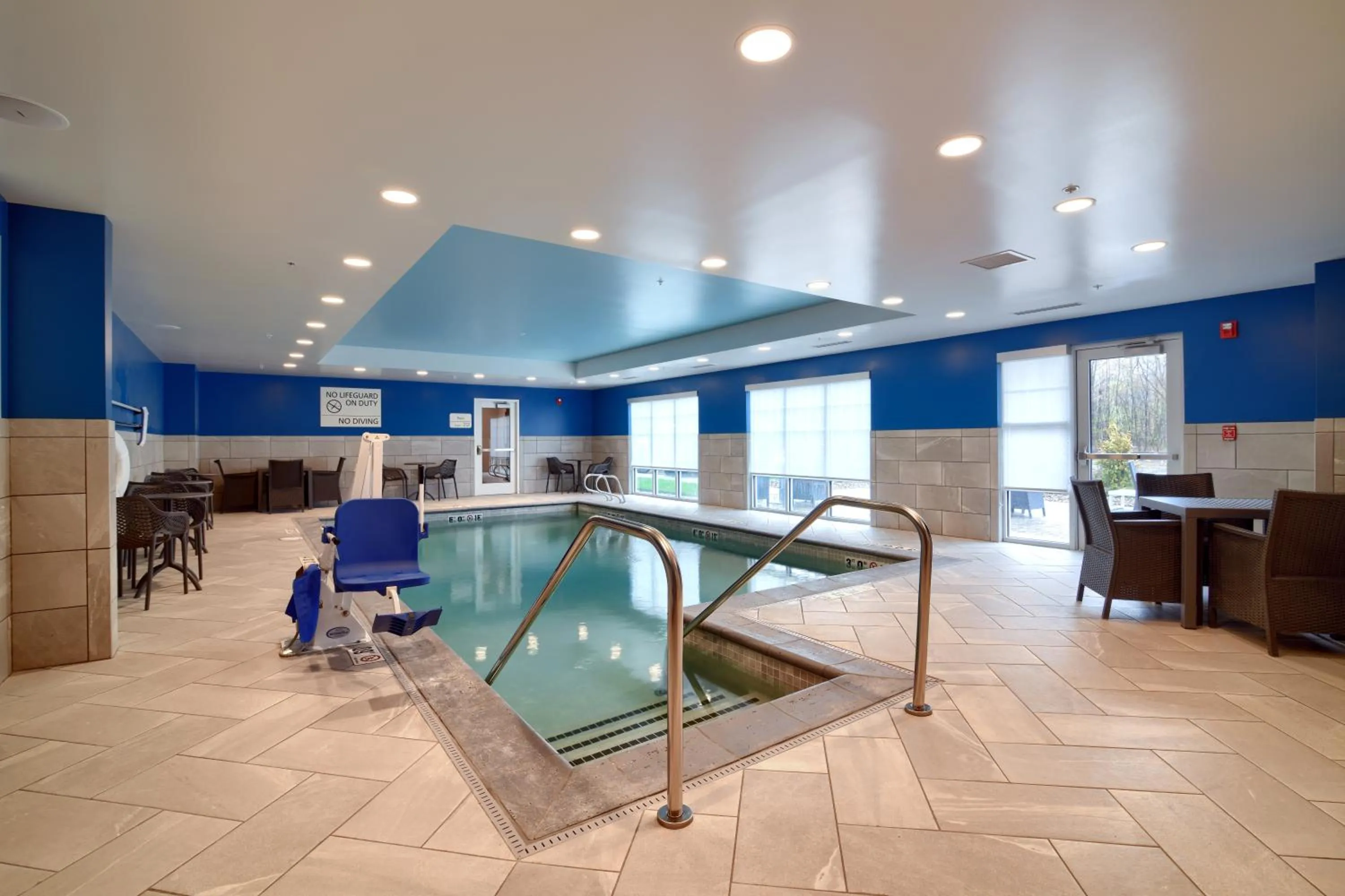 Swimming pool in Hampton Inn Lincoln White Mountains