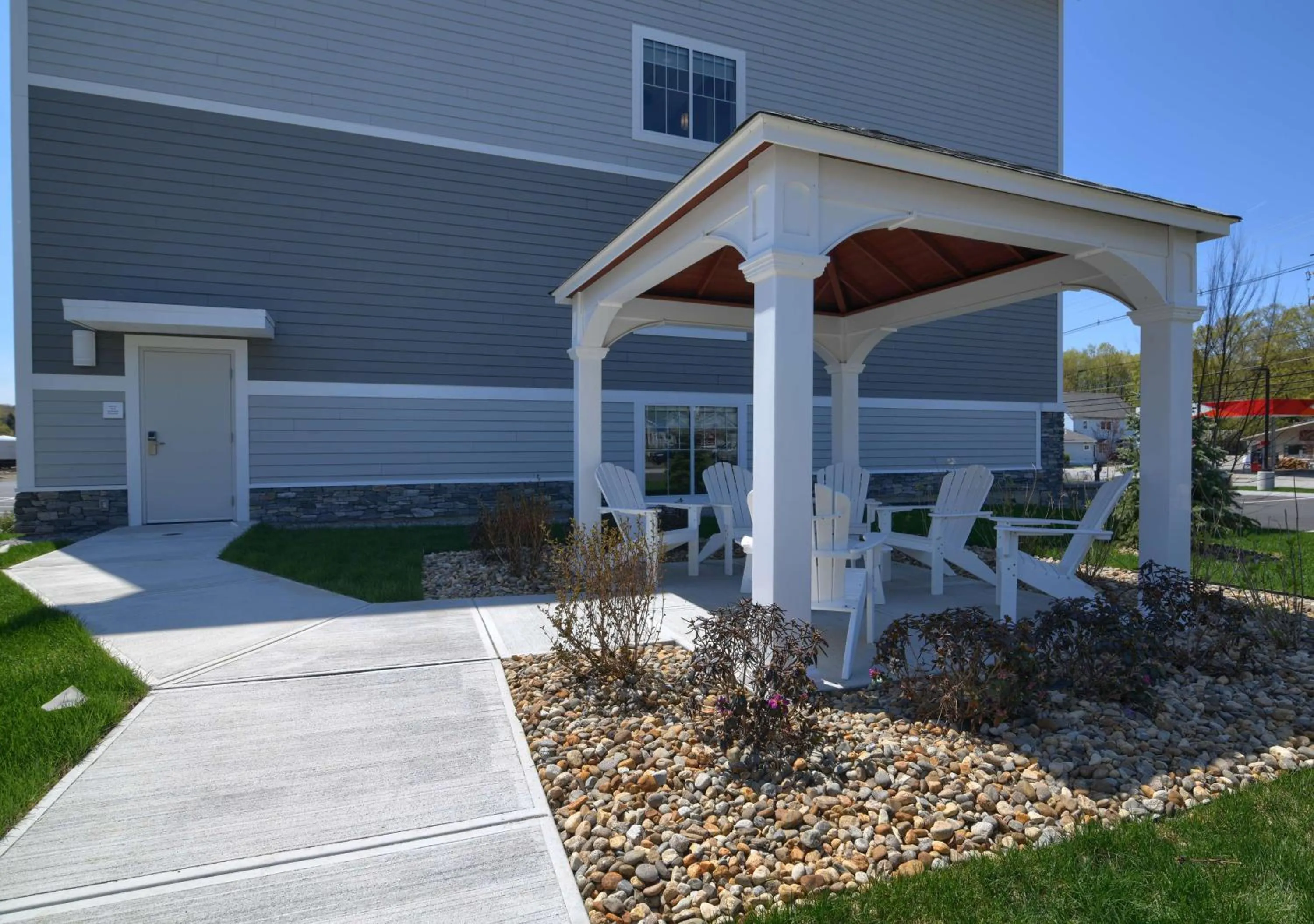 Patio in Hampton Inn Lincoln White Mountains
