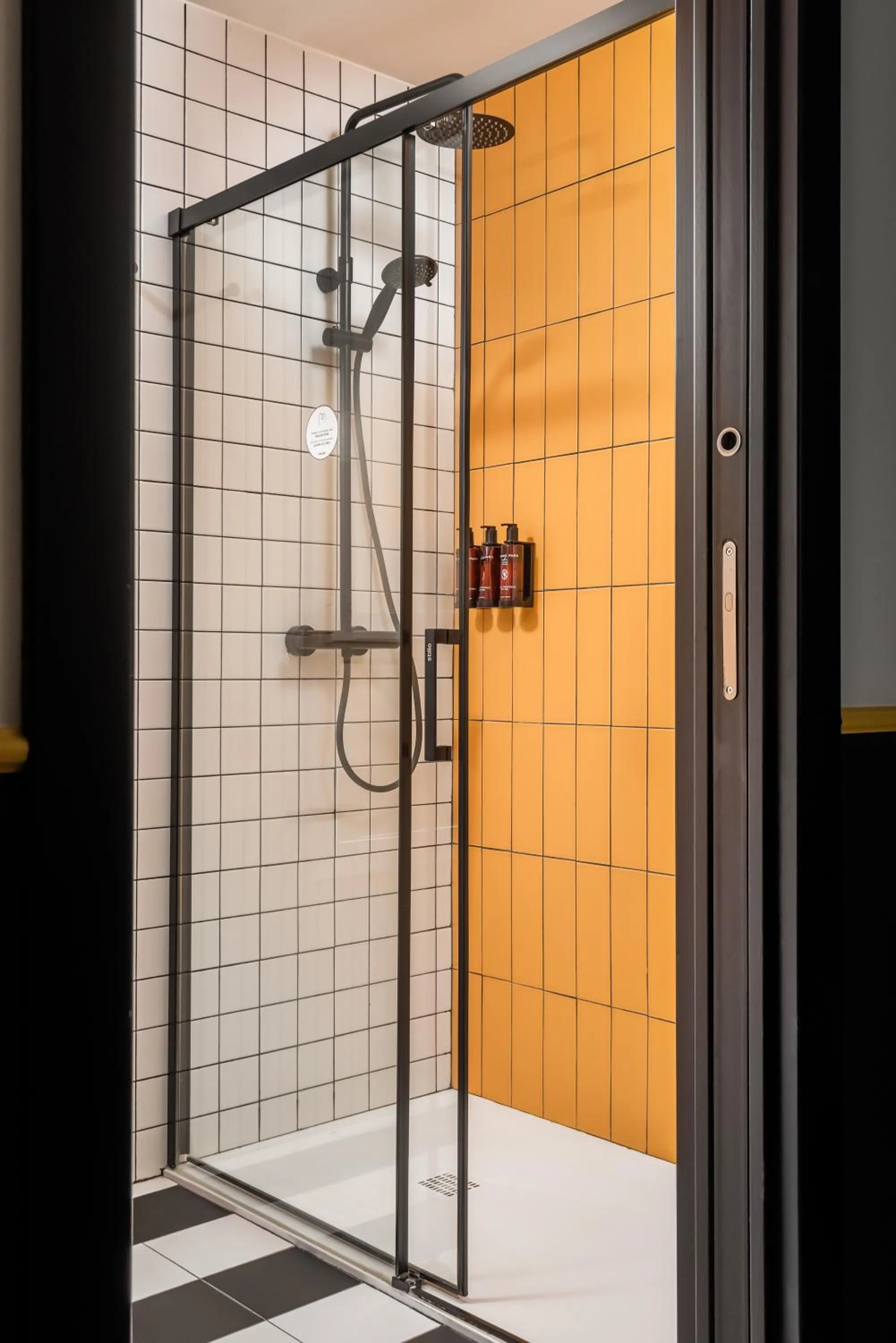 Shower in BYPILLOW Crosstown