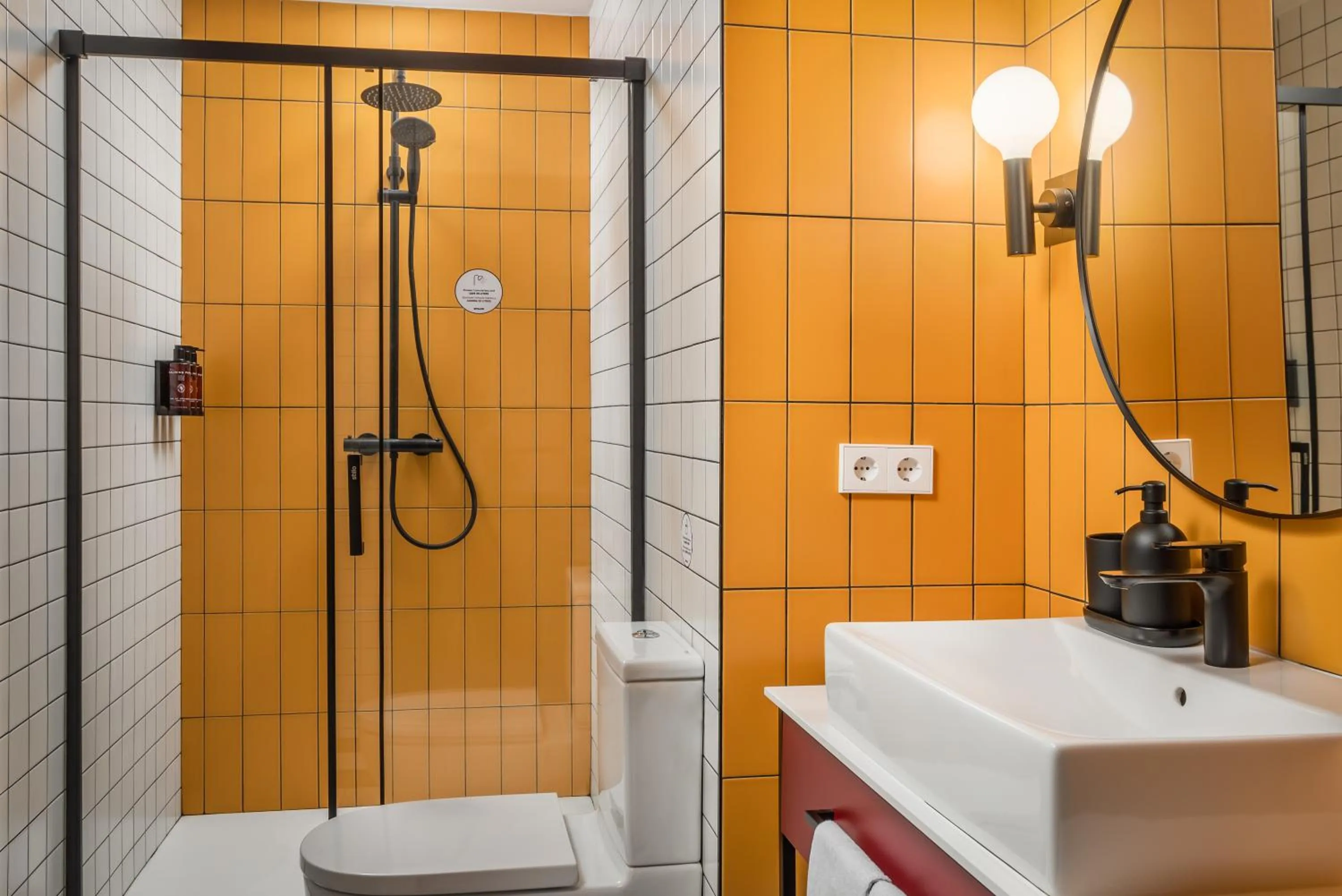 Shower in BYPILLOW Crosstown