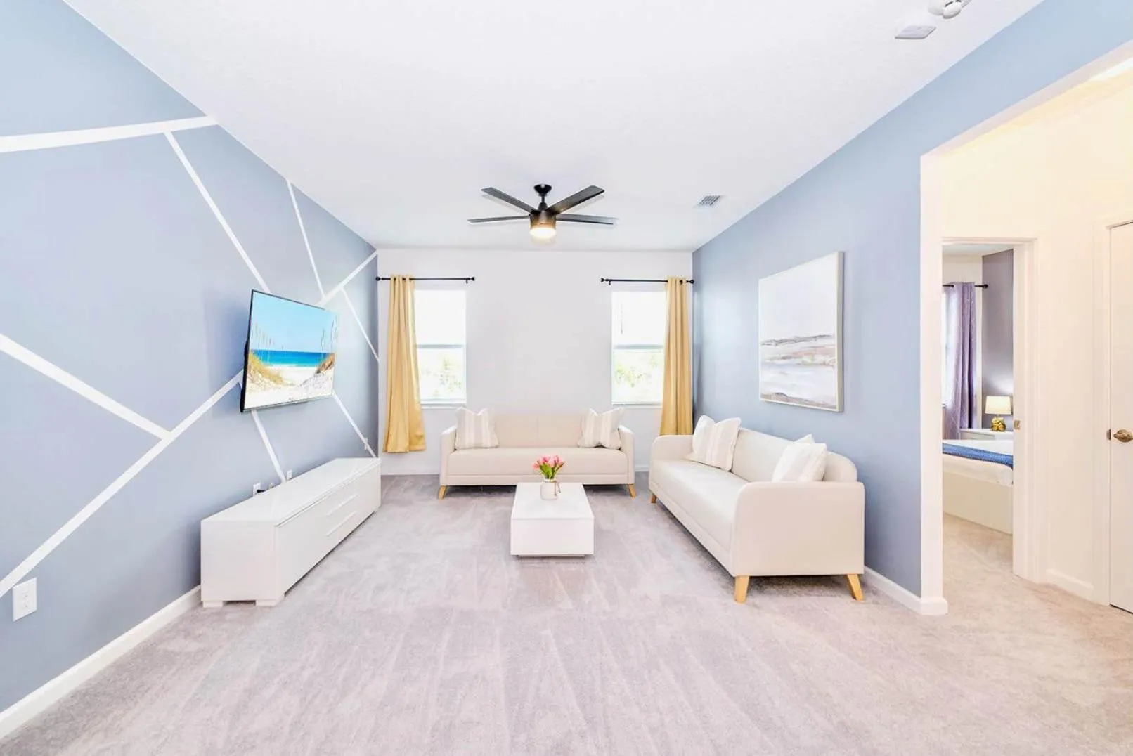 TV and multimedia in 8BR Family Home with Pool and Hot tub