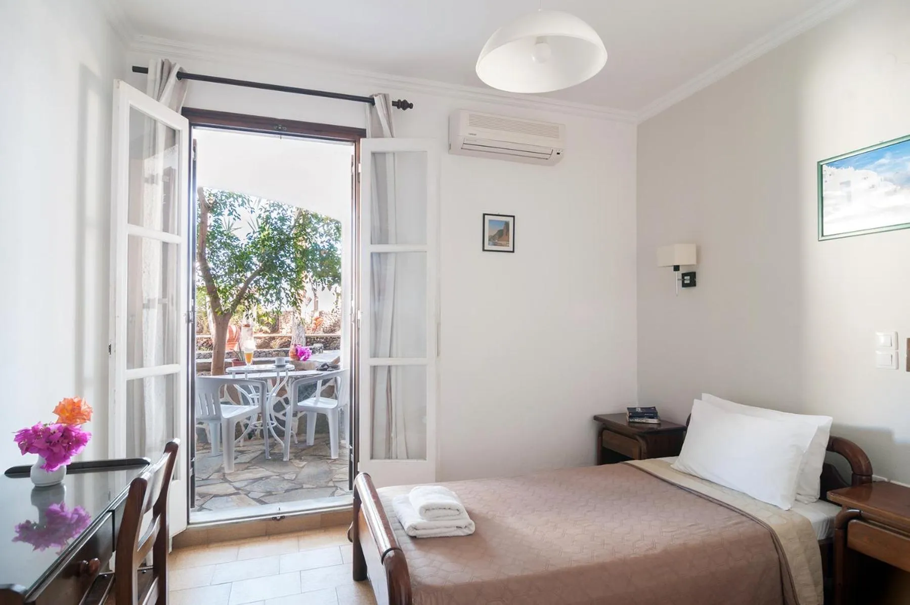 Bed in Holiday Beach Resort Santorini