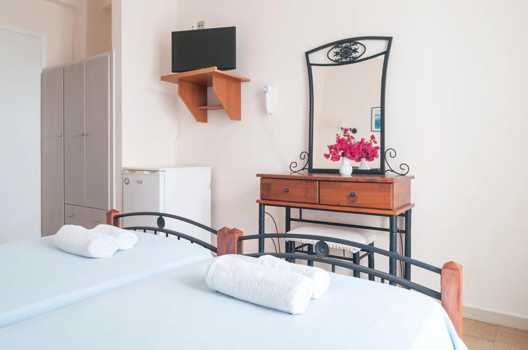 Bed in Holiday Beach Resort Santorini