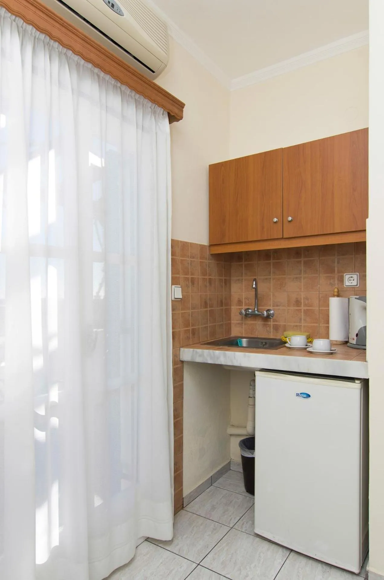 Coffee/tea facilities in Holiday Beach Resort Santorini