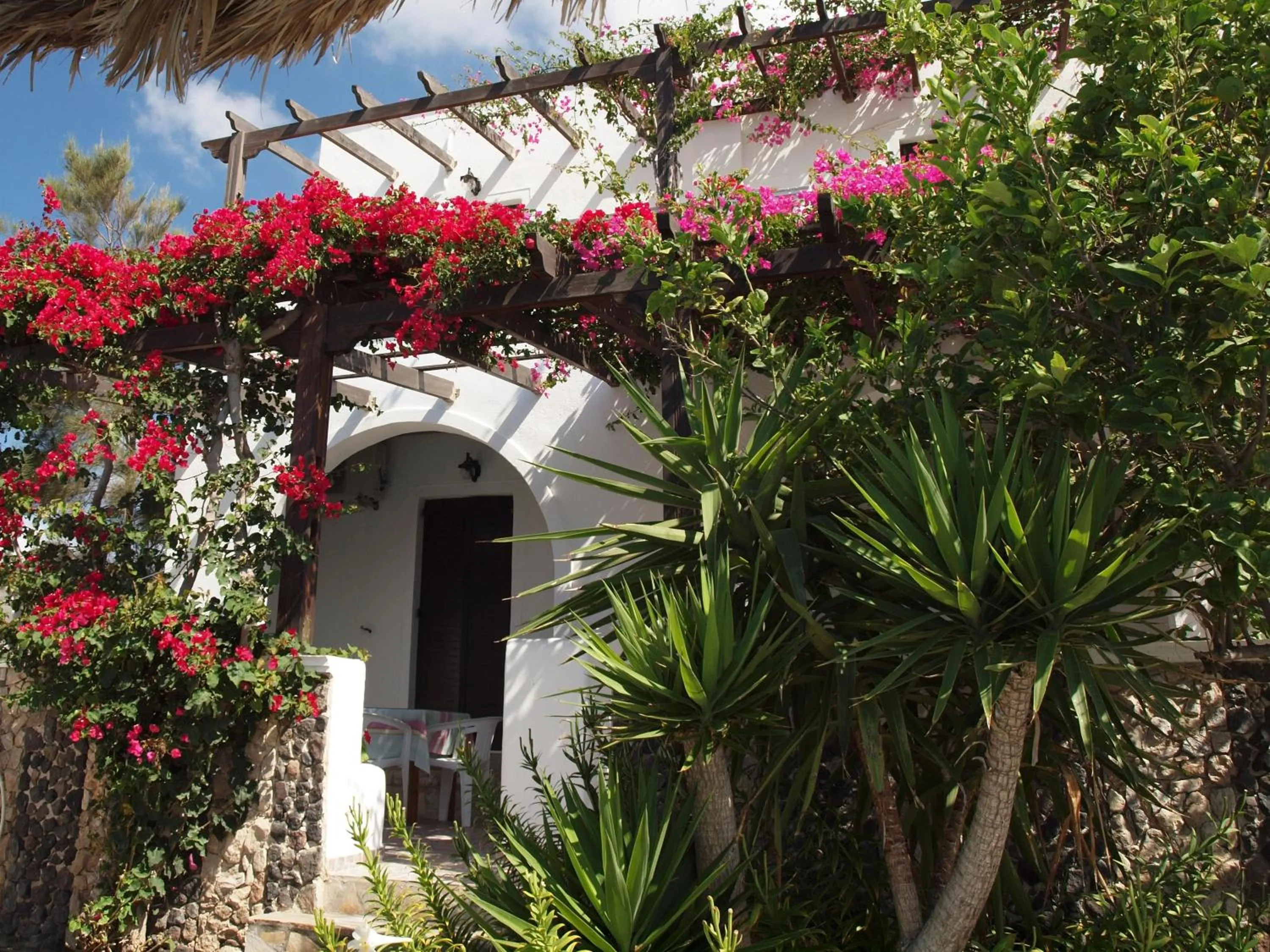 Swimming pool in Holiday Beach Resort Santorini