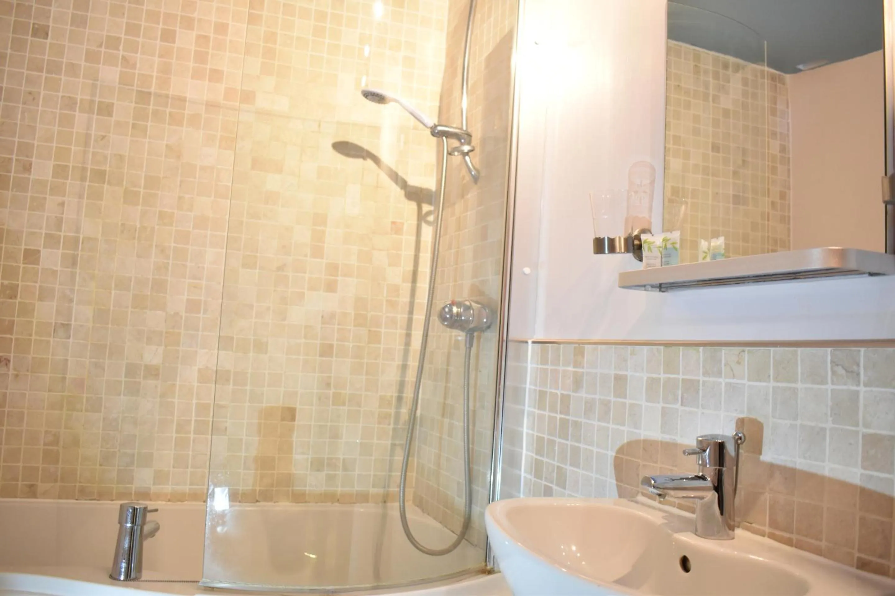 Bathroom in Davenford Cotswold Gardens