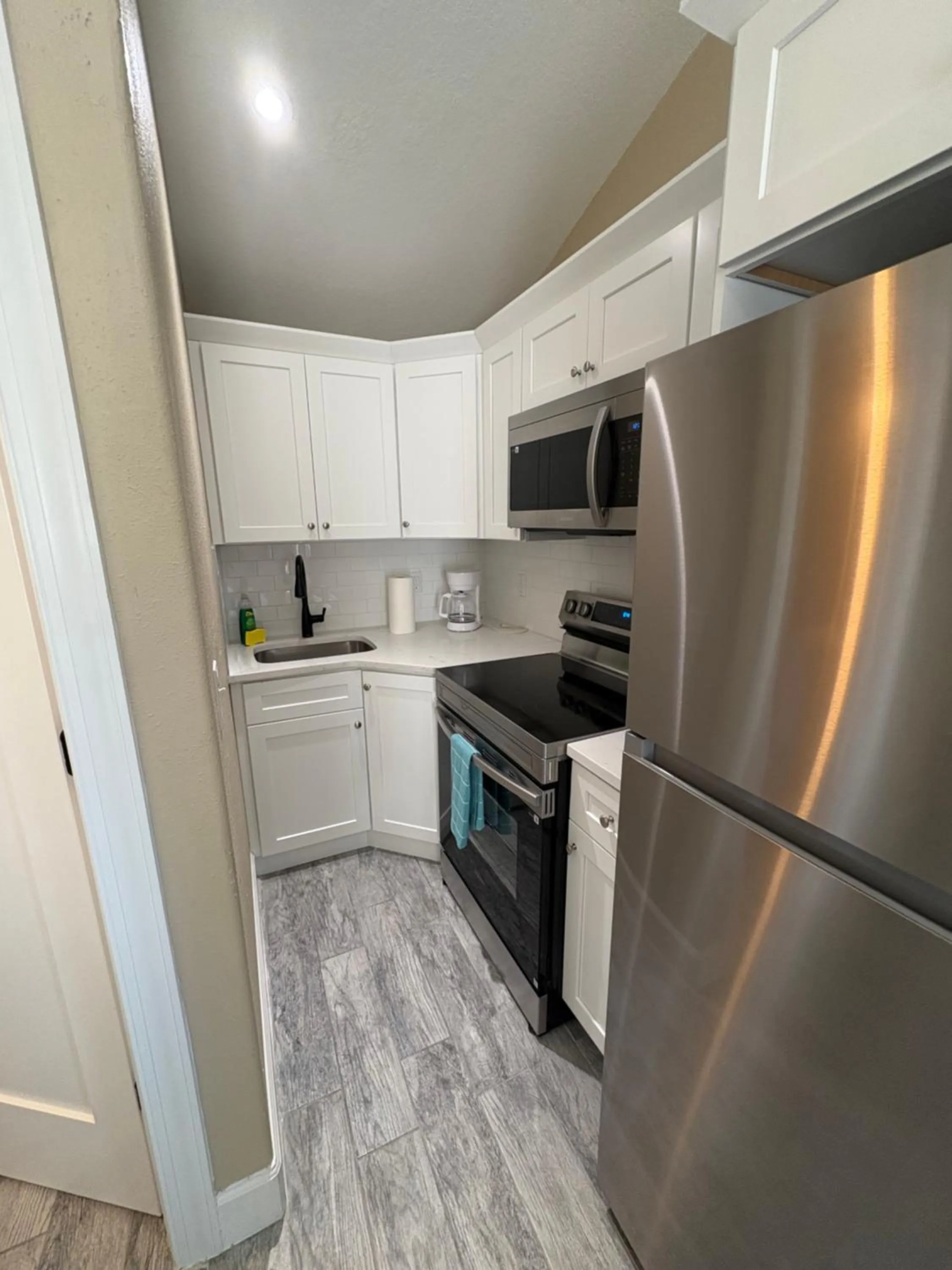 Kitchen or kitchenette in Blue Waters Treasure Island