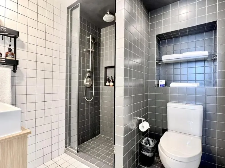 Shower in base-Shanghai SUHE Serviced Apartment, Near East Nanjing Road & People's Square
