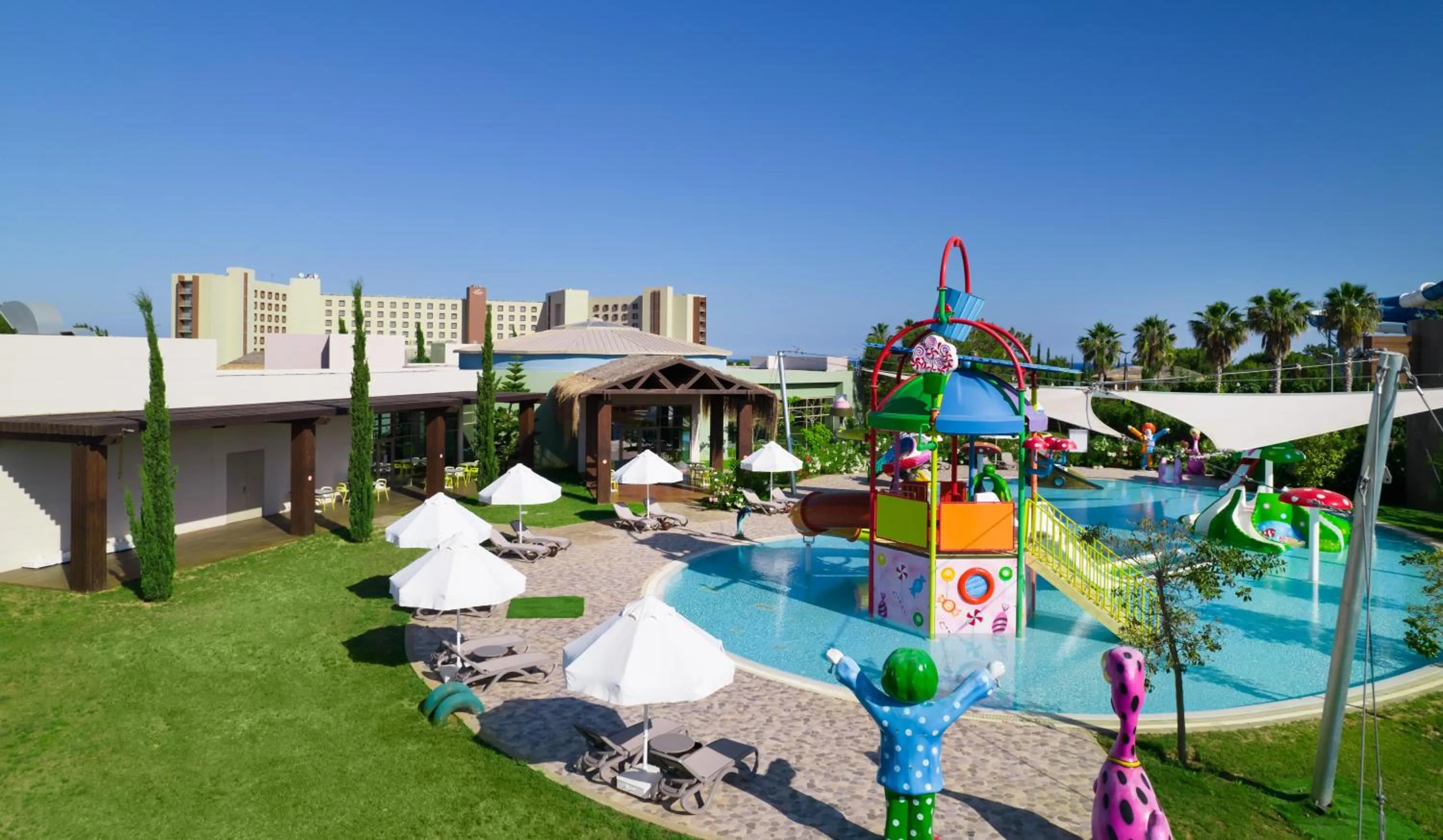 Swimming pool in Concorde Luxury Resort & Casino