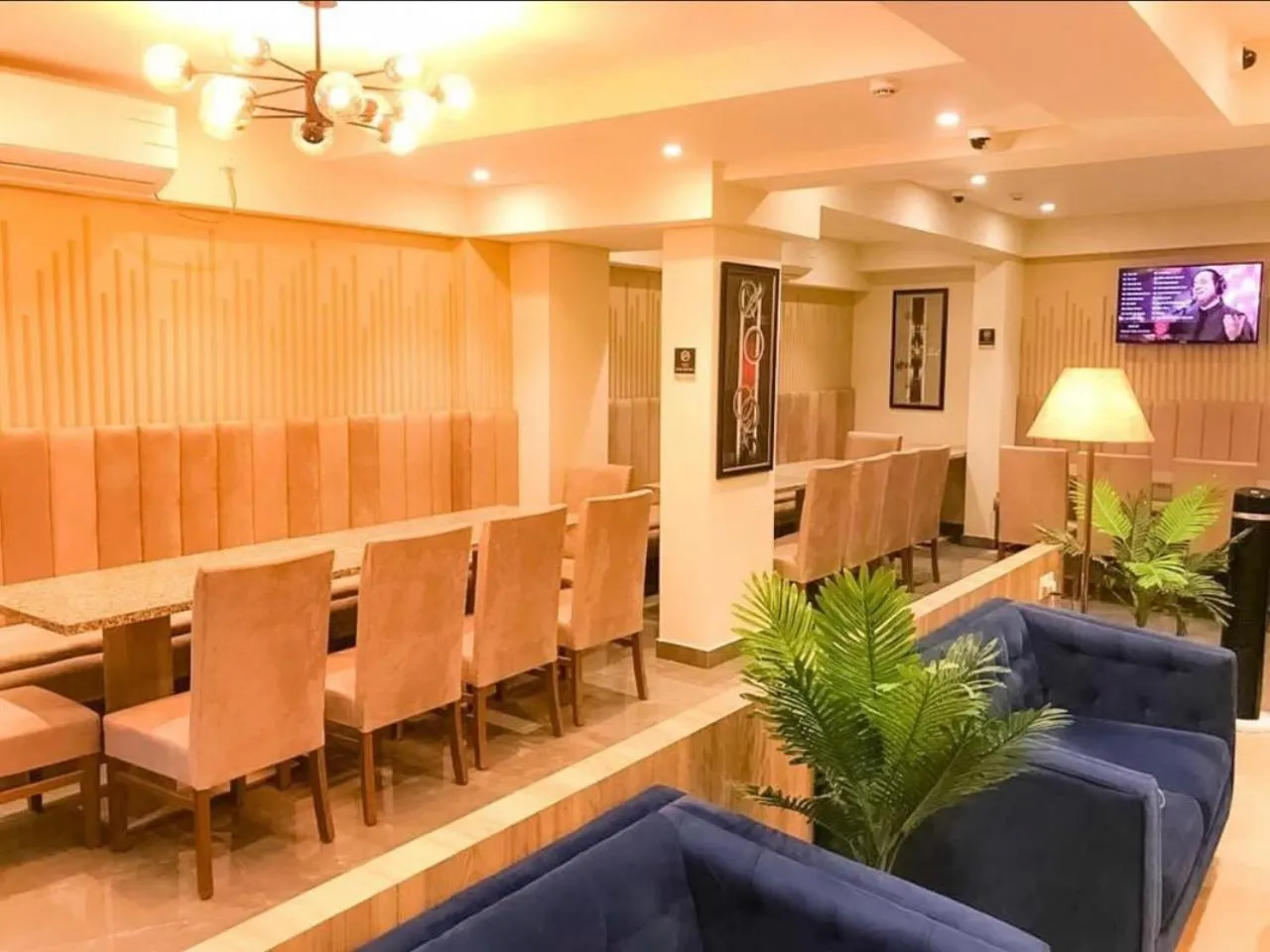 Restaurant/places to eat in Hotel Flora