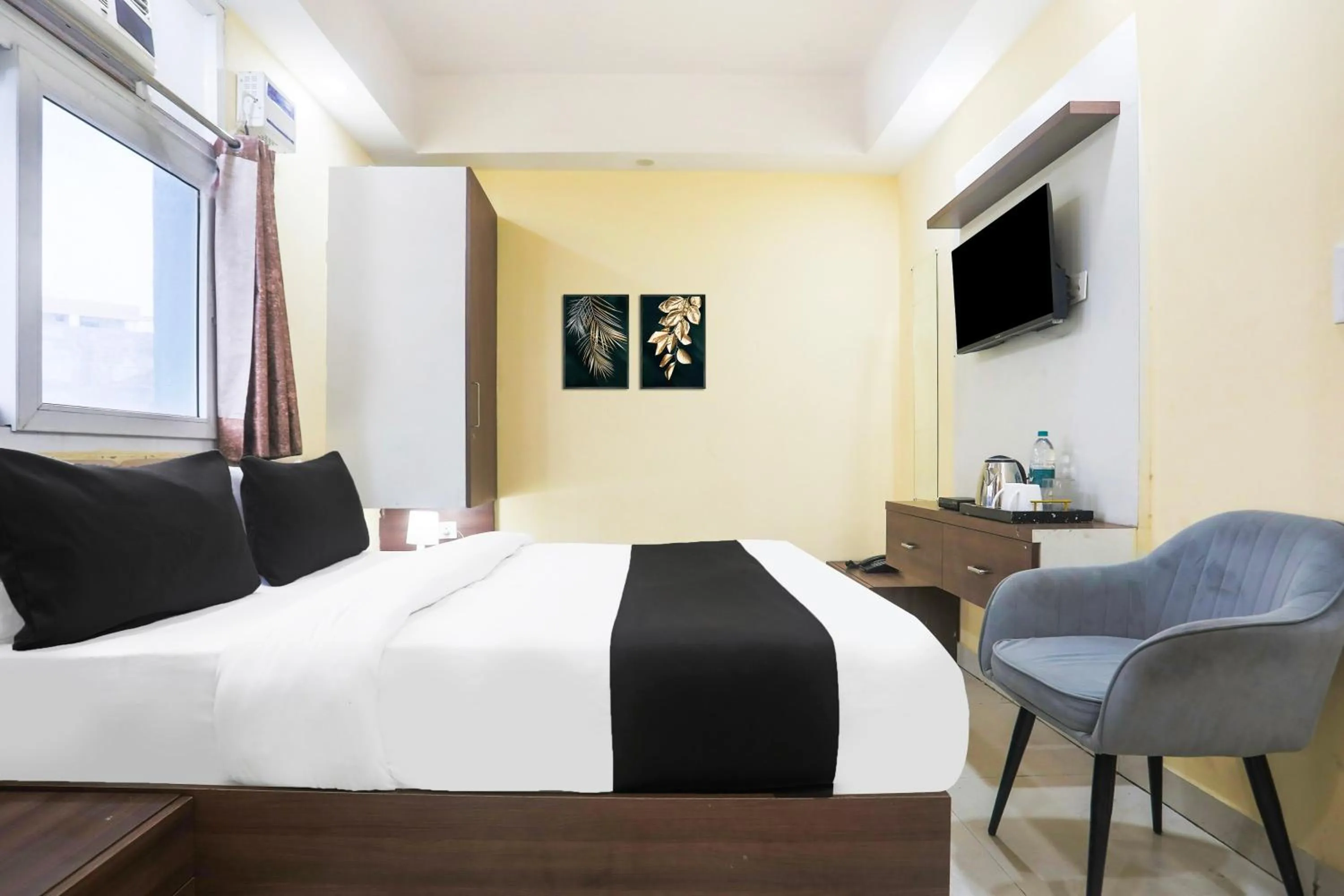 Bedroom in Super Collection O Sector 44 Near Botanical Garden formerly Hotel Culture