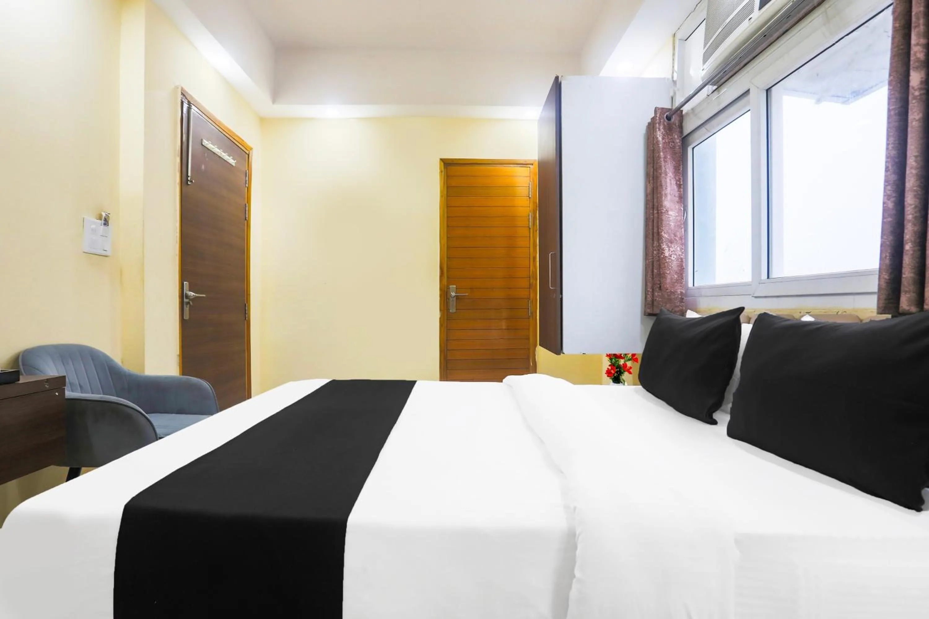 Bedroom in Super Collection O Sector 44 Near Botanical Garden formerly Hotel Culture