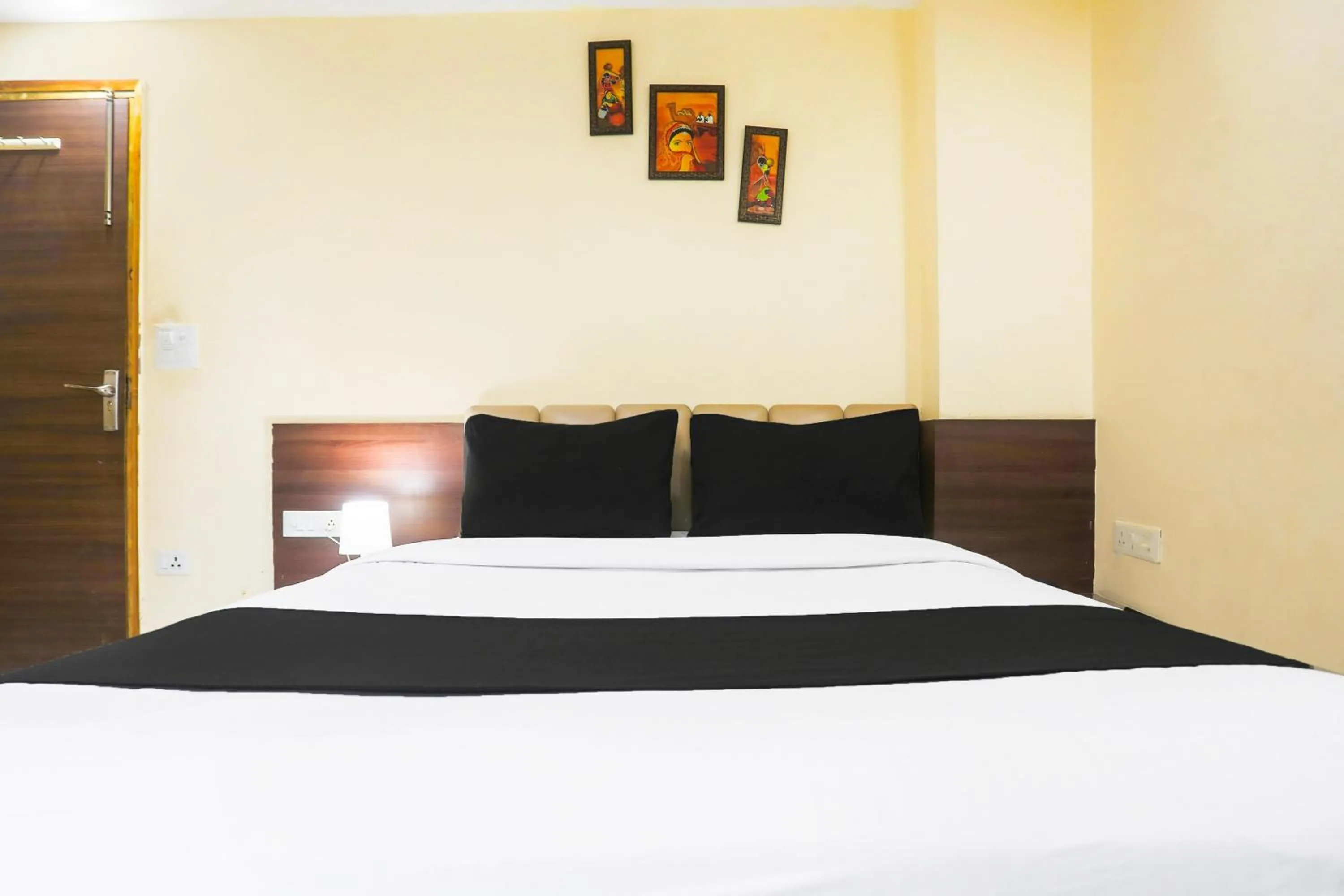 Bedroom in Super Collection O Sector 44 Near Botanical Garden formerly Hotel Culture