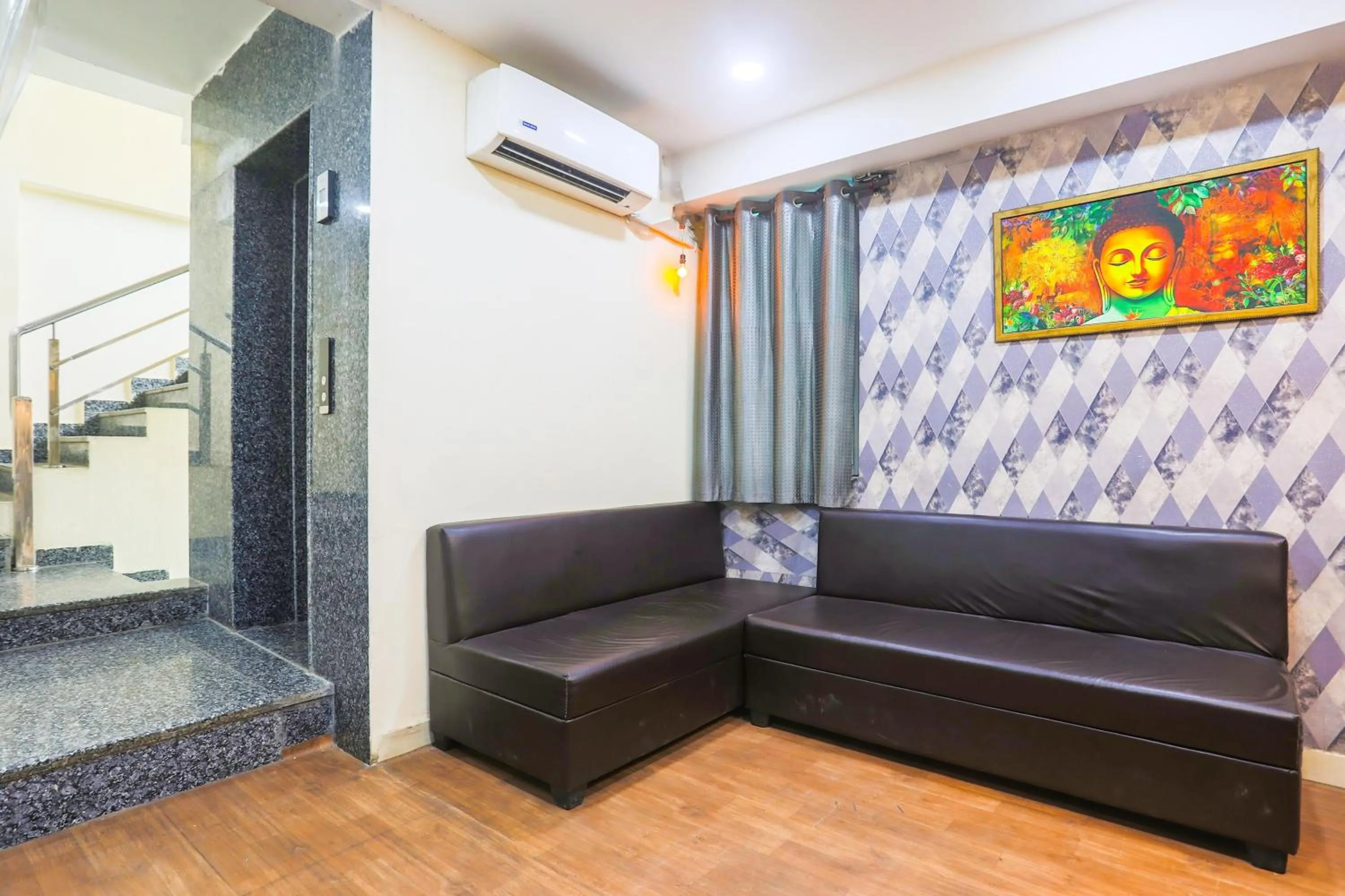 Lobby or reception in Super Collection O Sector 44 Near Botanical Garden formerly Hotel Culture