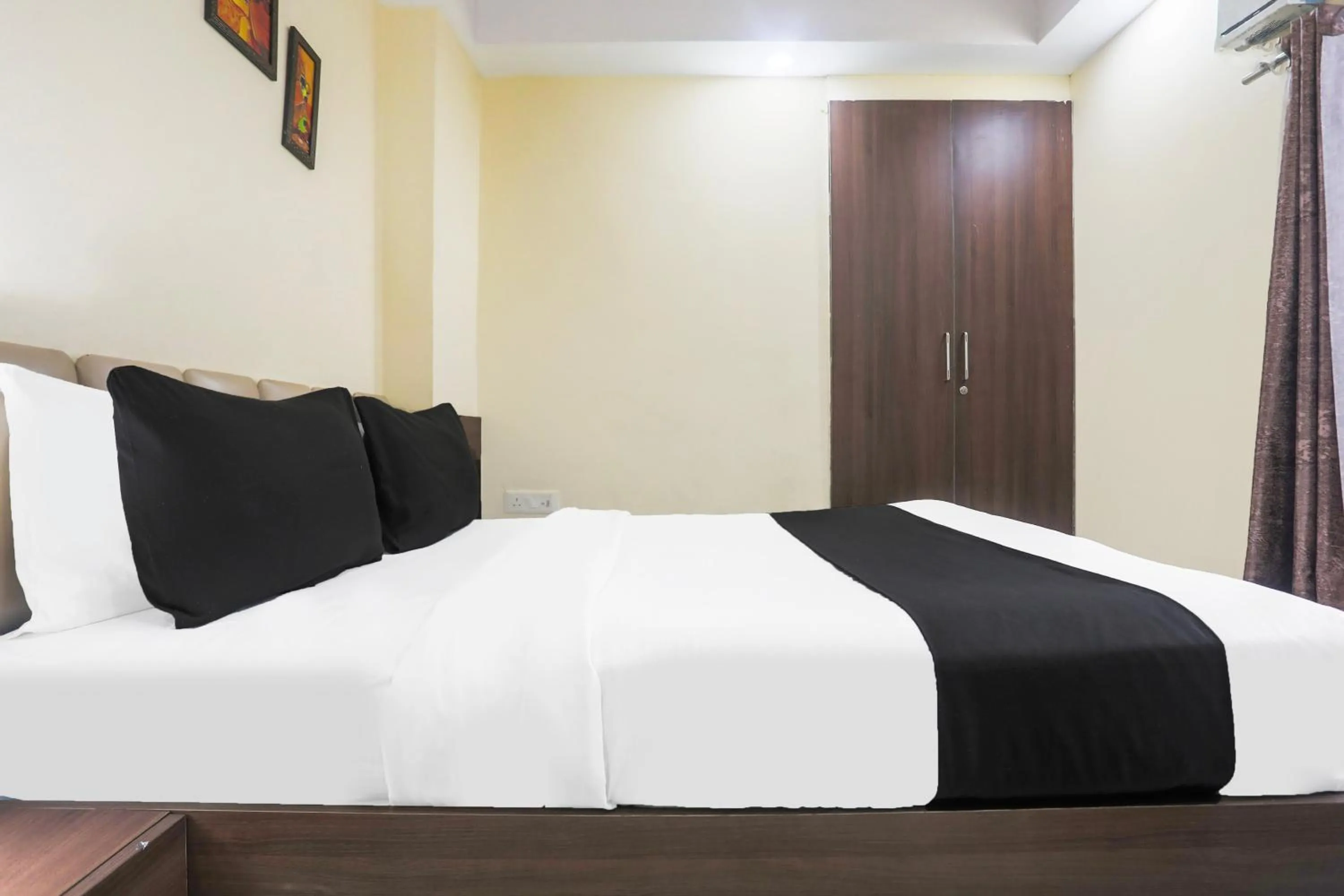 Bedroom in Super Collection O Sector 44 Near Botanical Garden formerly Hotel Culture