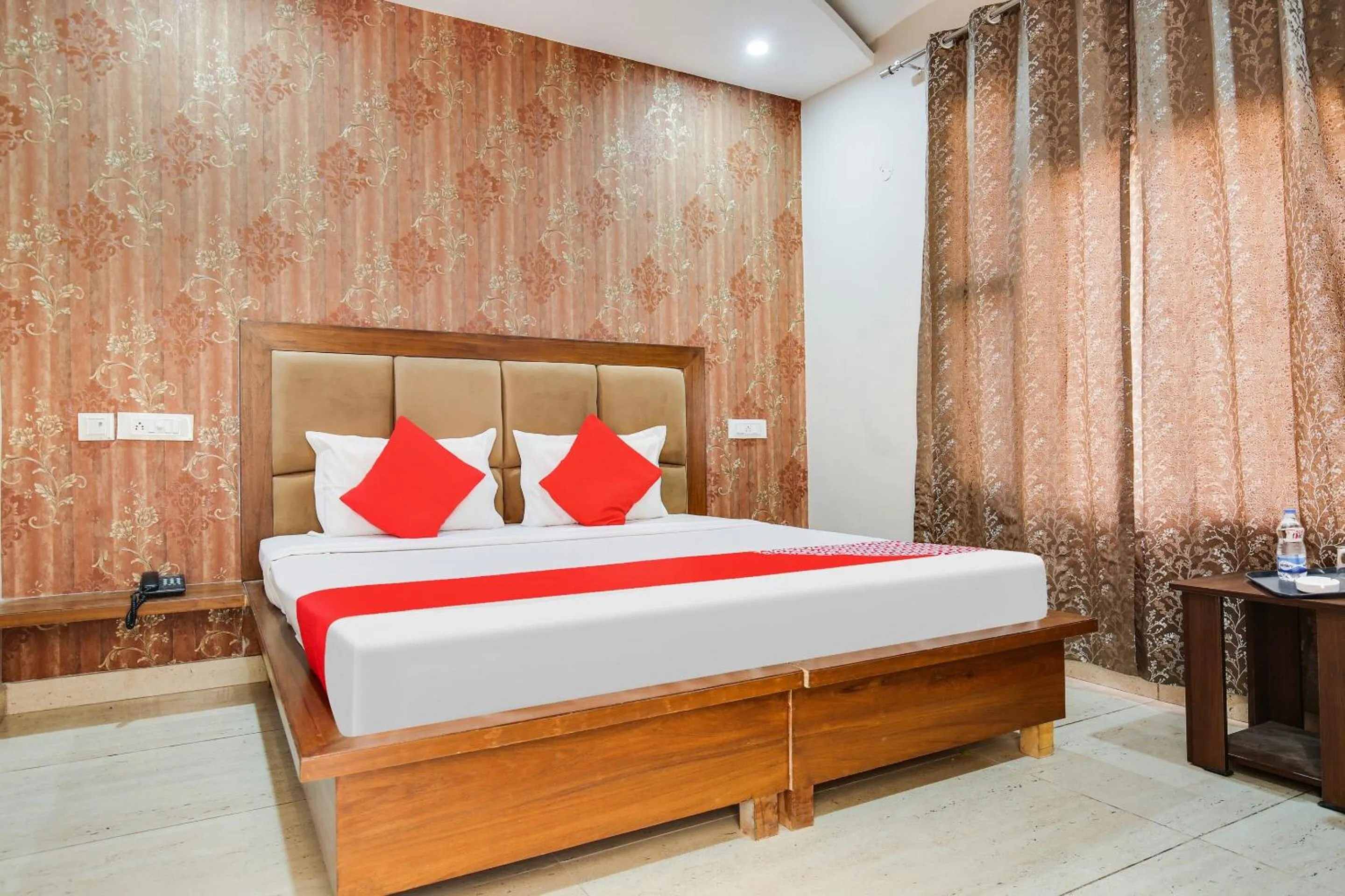 Facade/entrance, Bed in Collection O Hotel RR Eleven