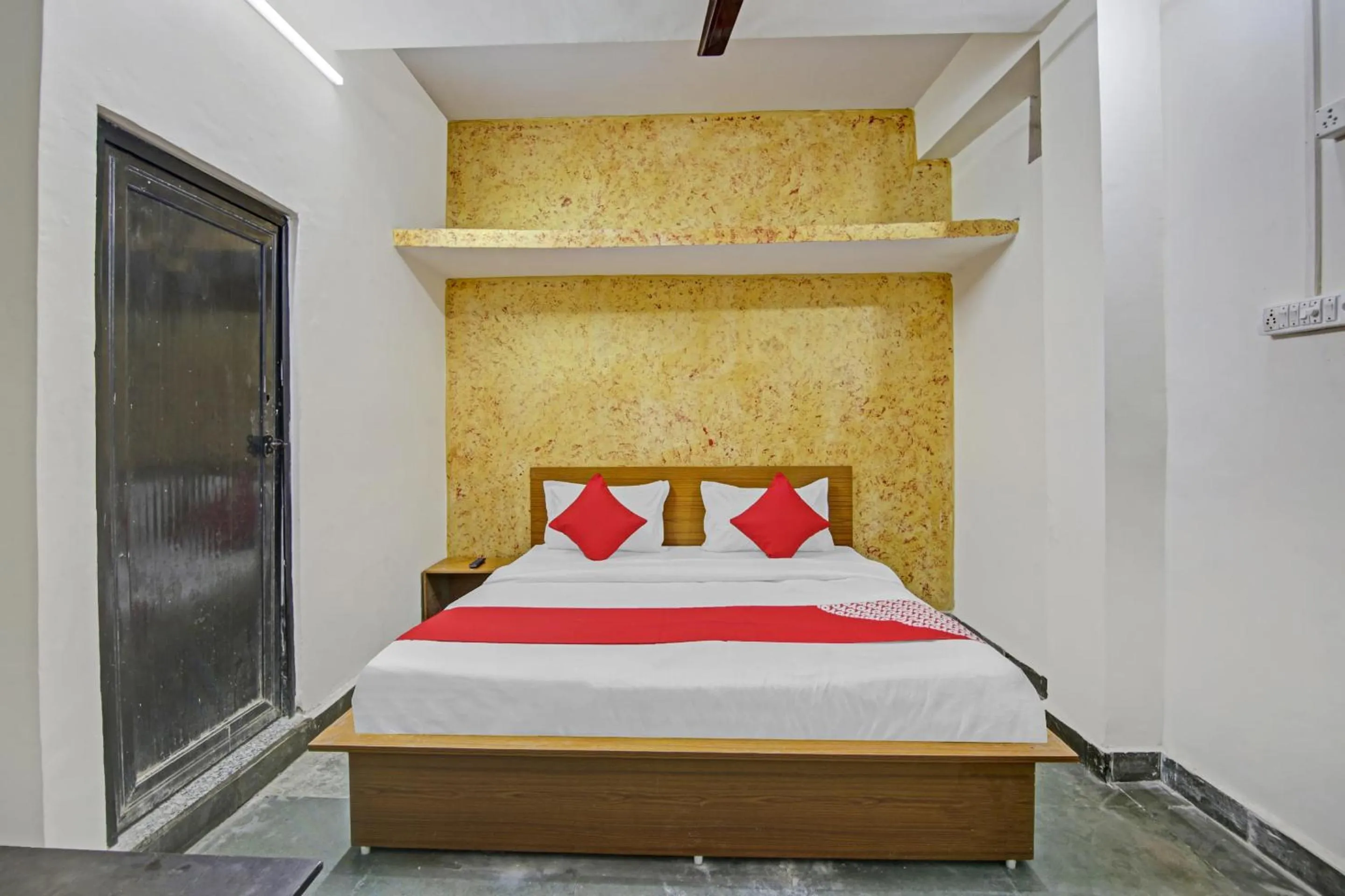 Bedroom, Bed in Hotel O Royal