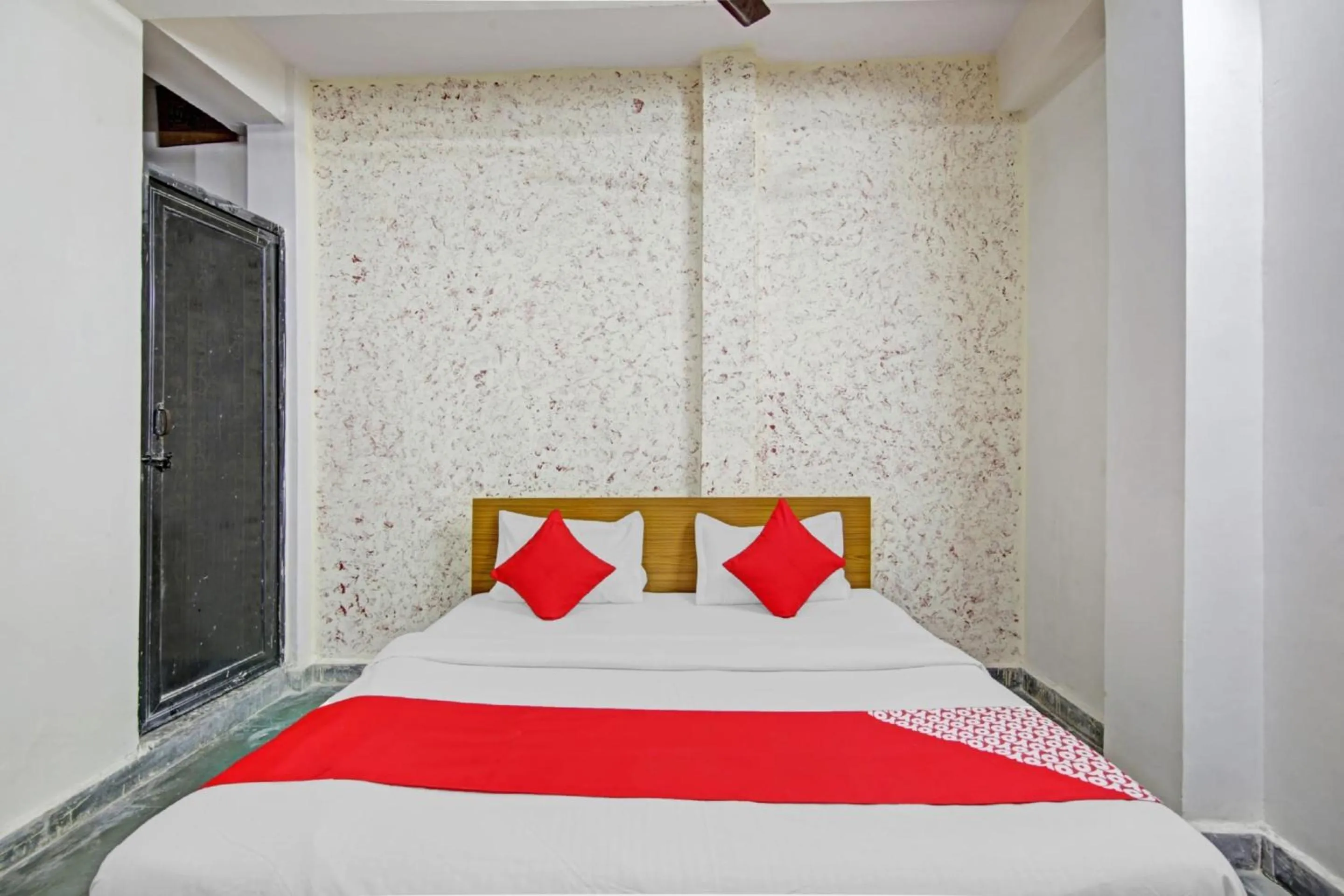 Bedroom, Bed in Hotel O Royal