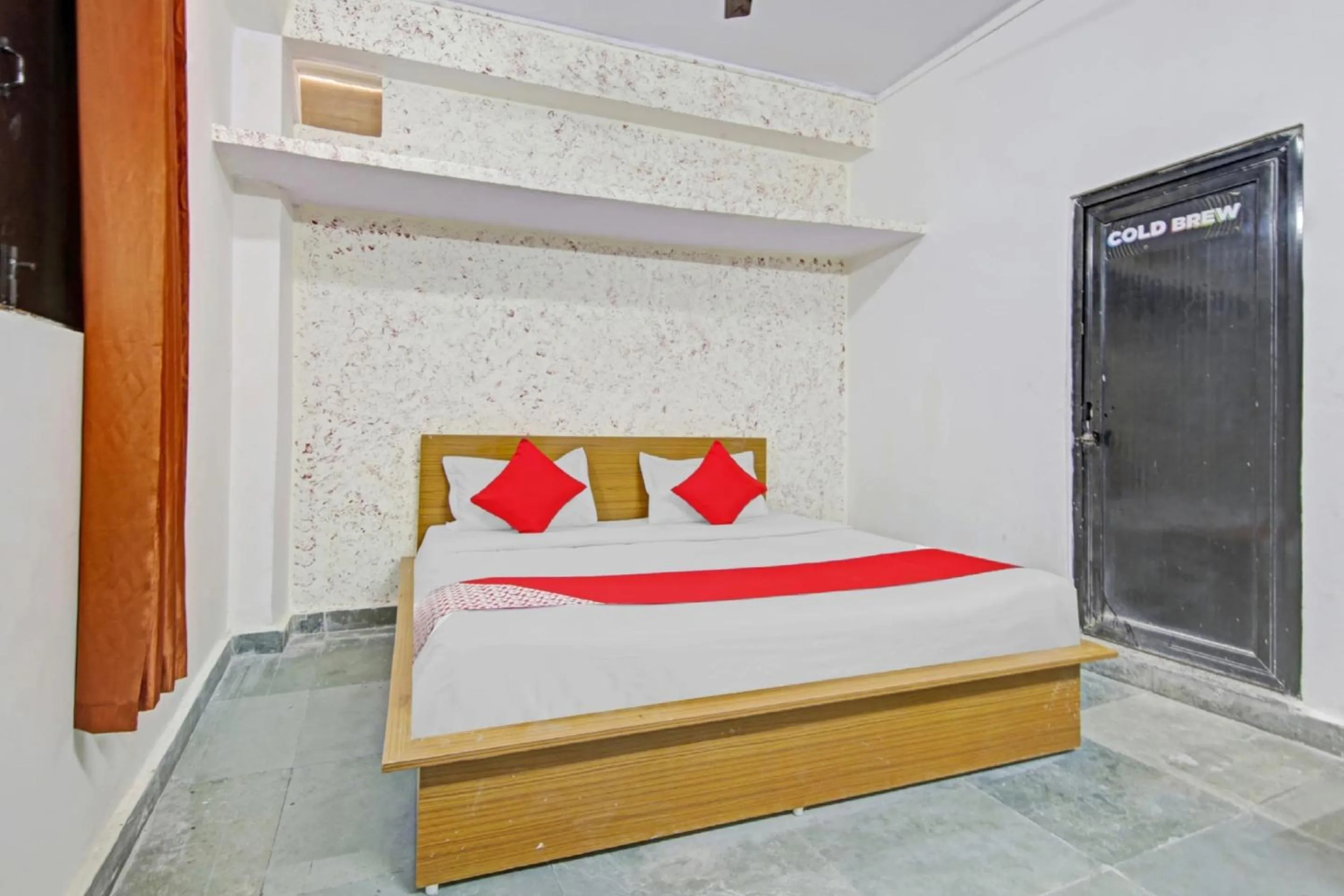 Bedroom, Bed in Hotel O Royal