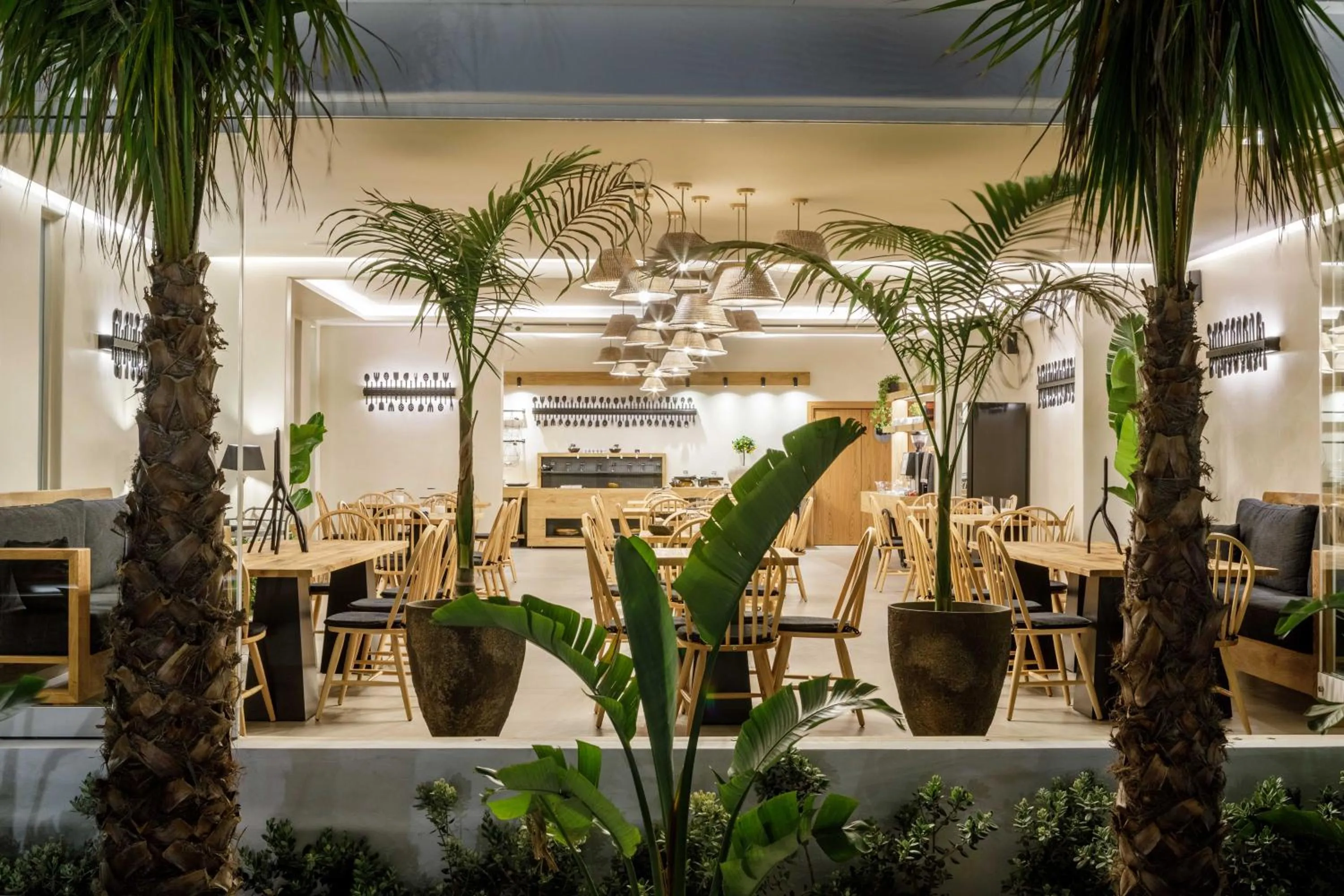 Restaurant/places to eat in Aeolos Resort