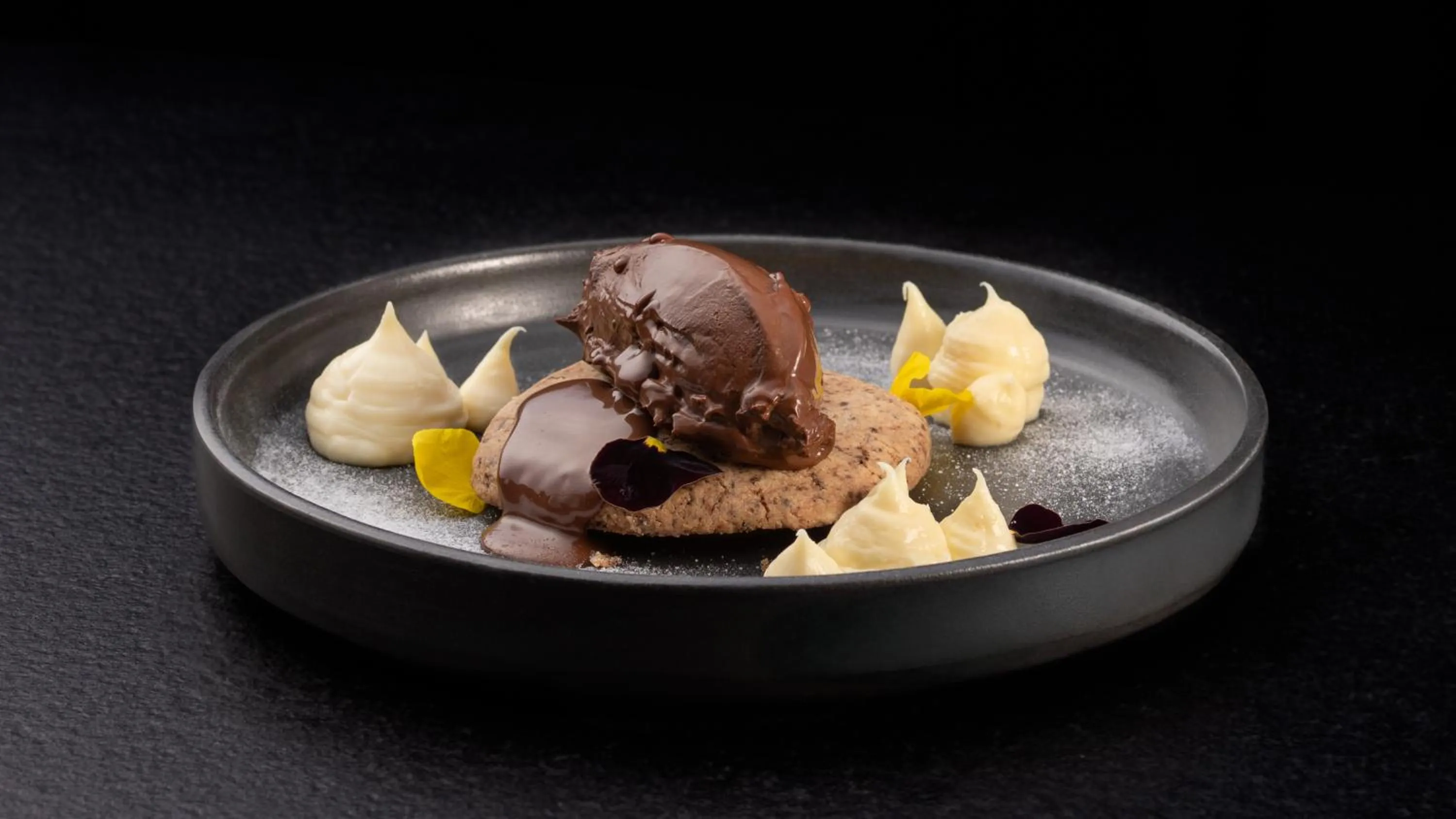 Restaurant/places to eat in Aeolos Resort