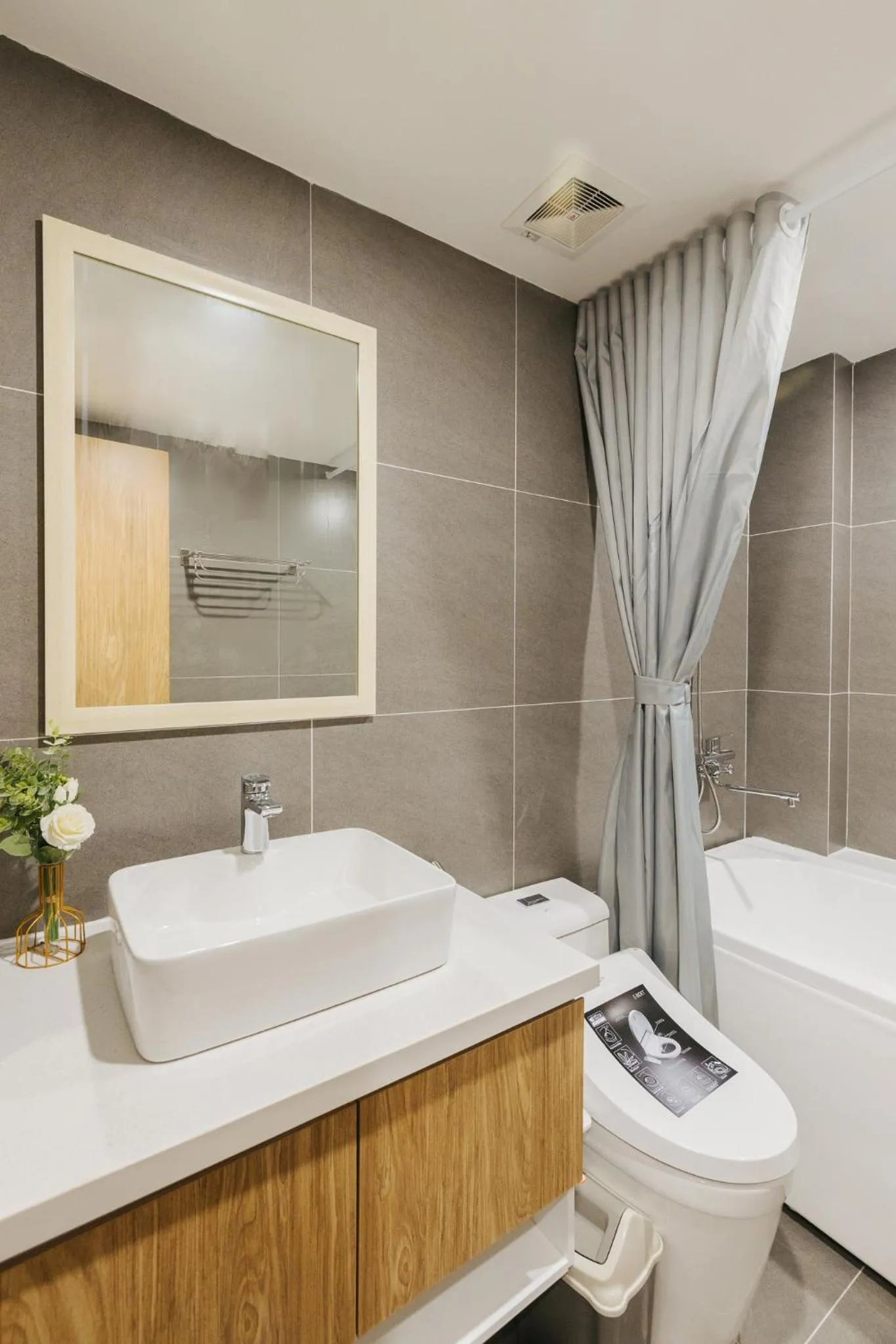 Bathroom in Myrcella Urban Studio