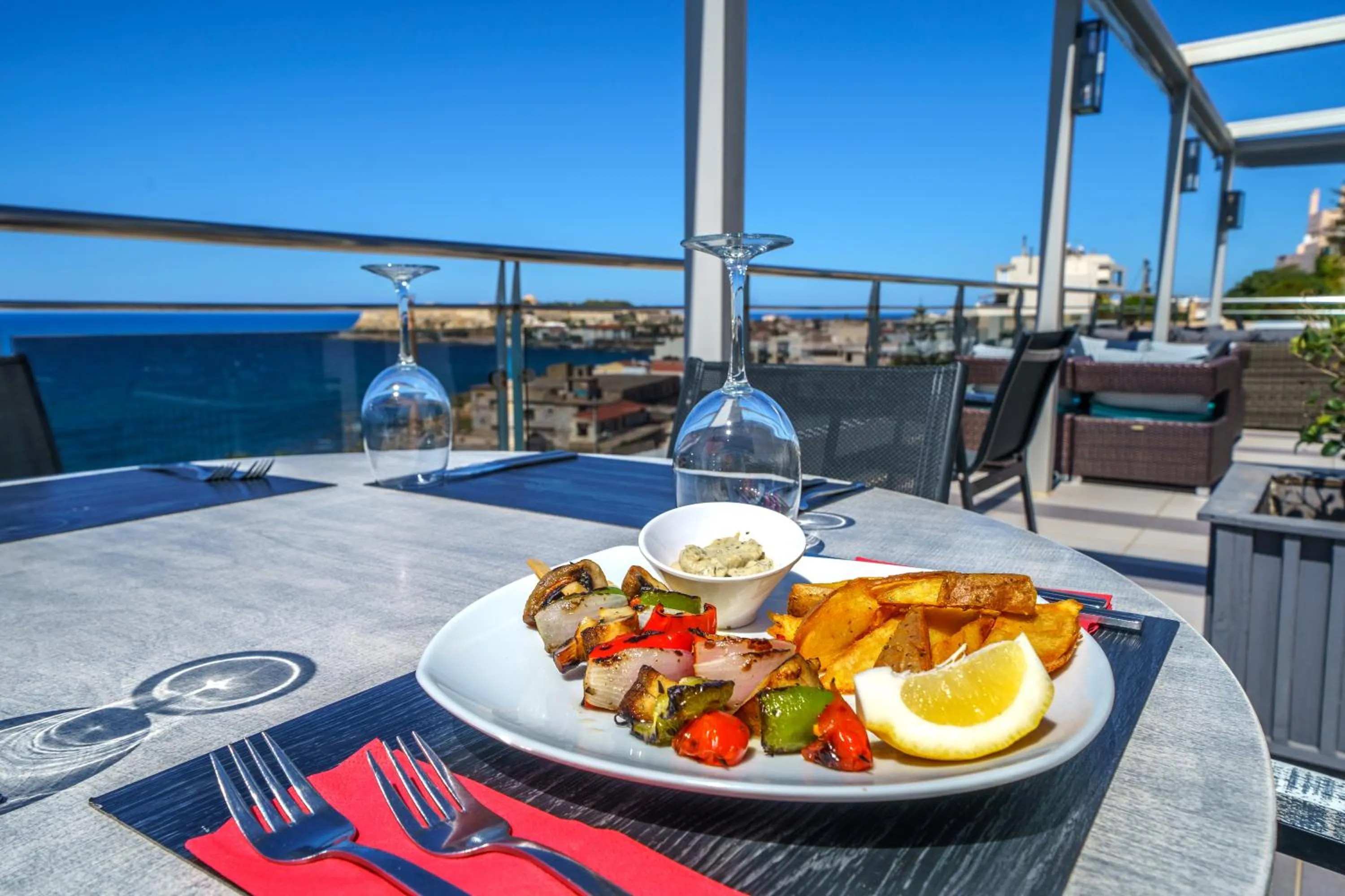 Restaurant/places to eat in Macaris Suites & Spa